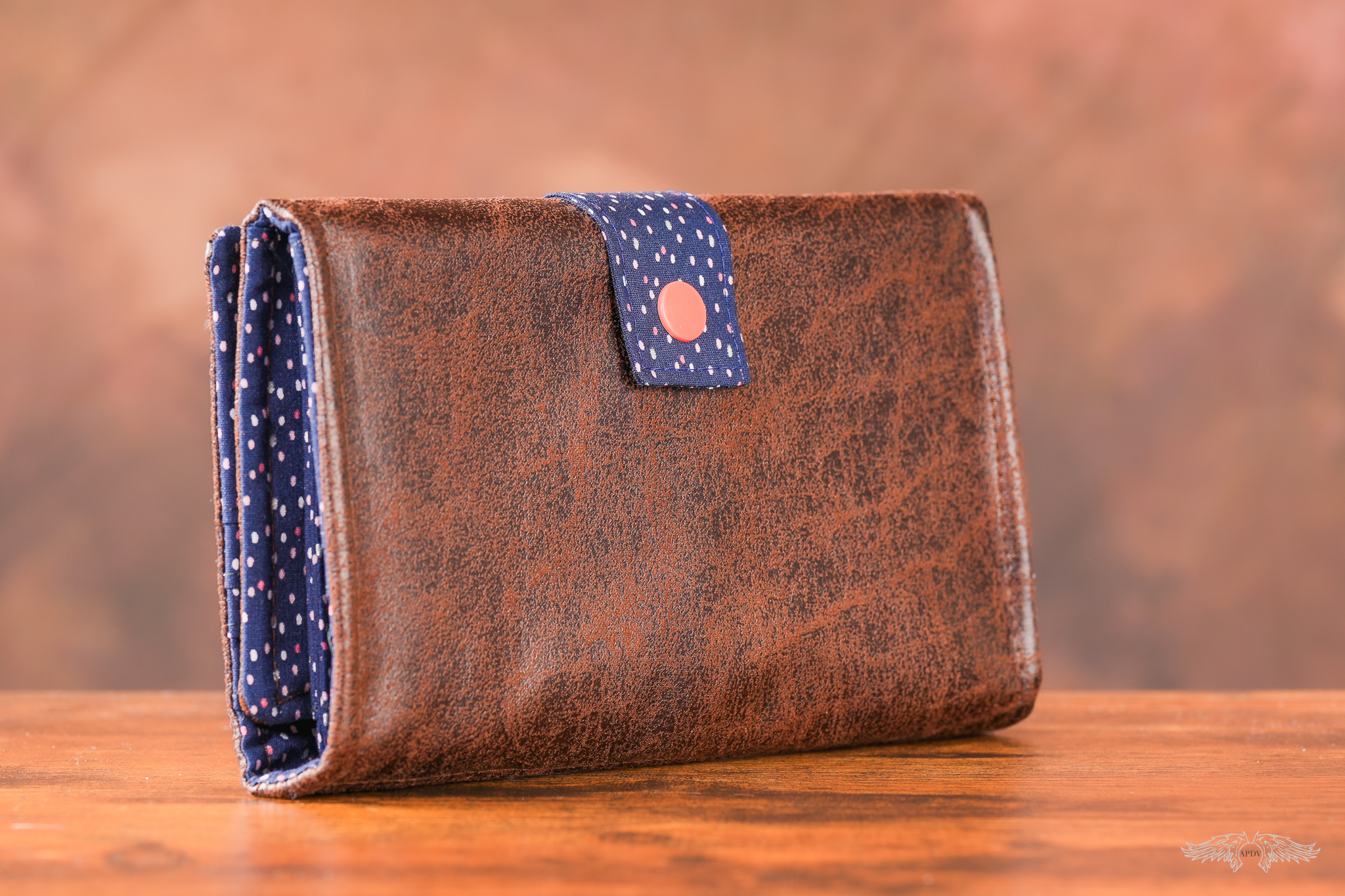 Compagnon bleu marine motif "pois colorés"