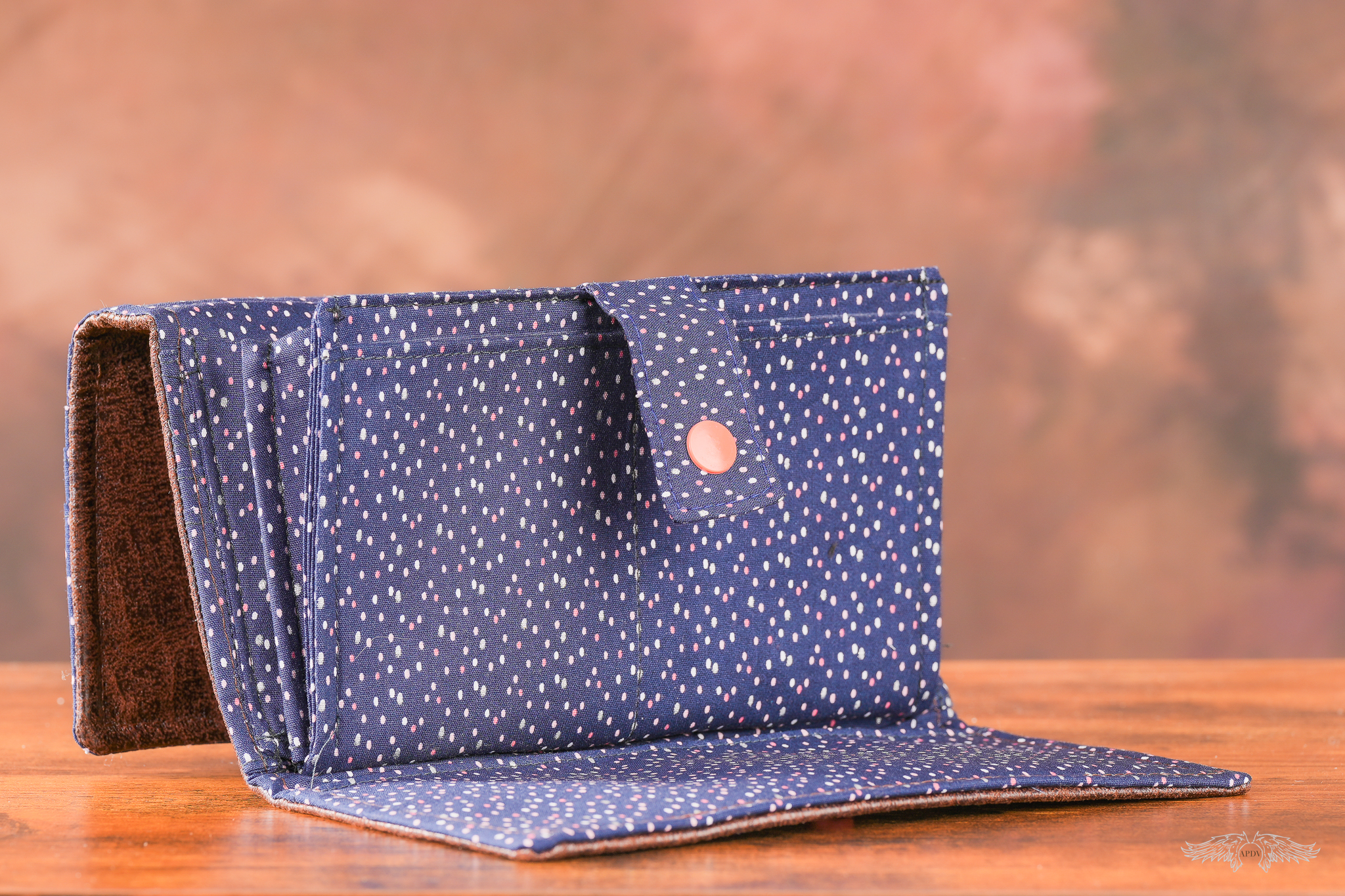 Compagnon bleu marine motif "pois colorés"