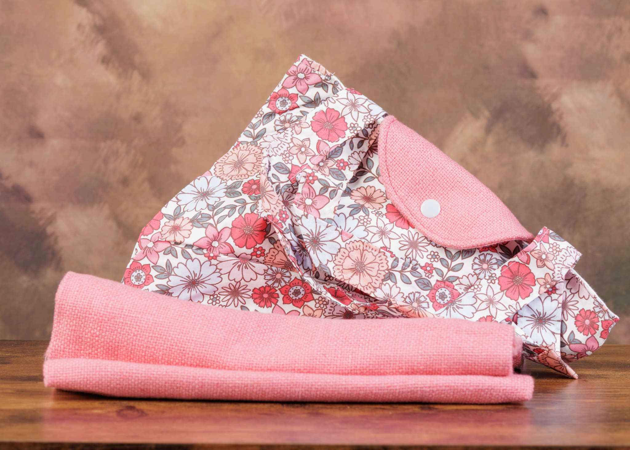 Pochette à fleurs et serviette rose