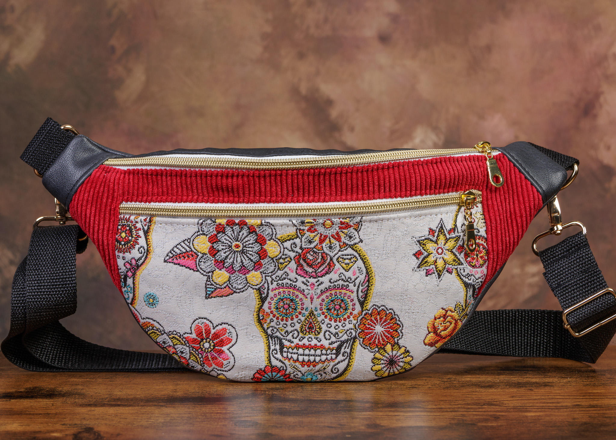 Sac banane jacquard têtes de mort rouge.