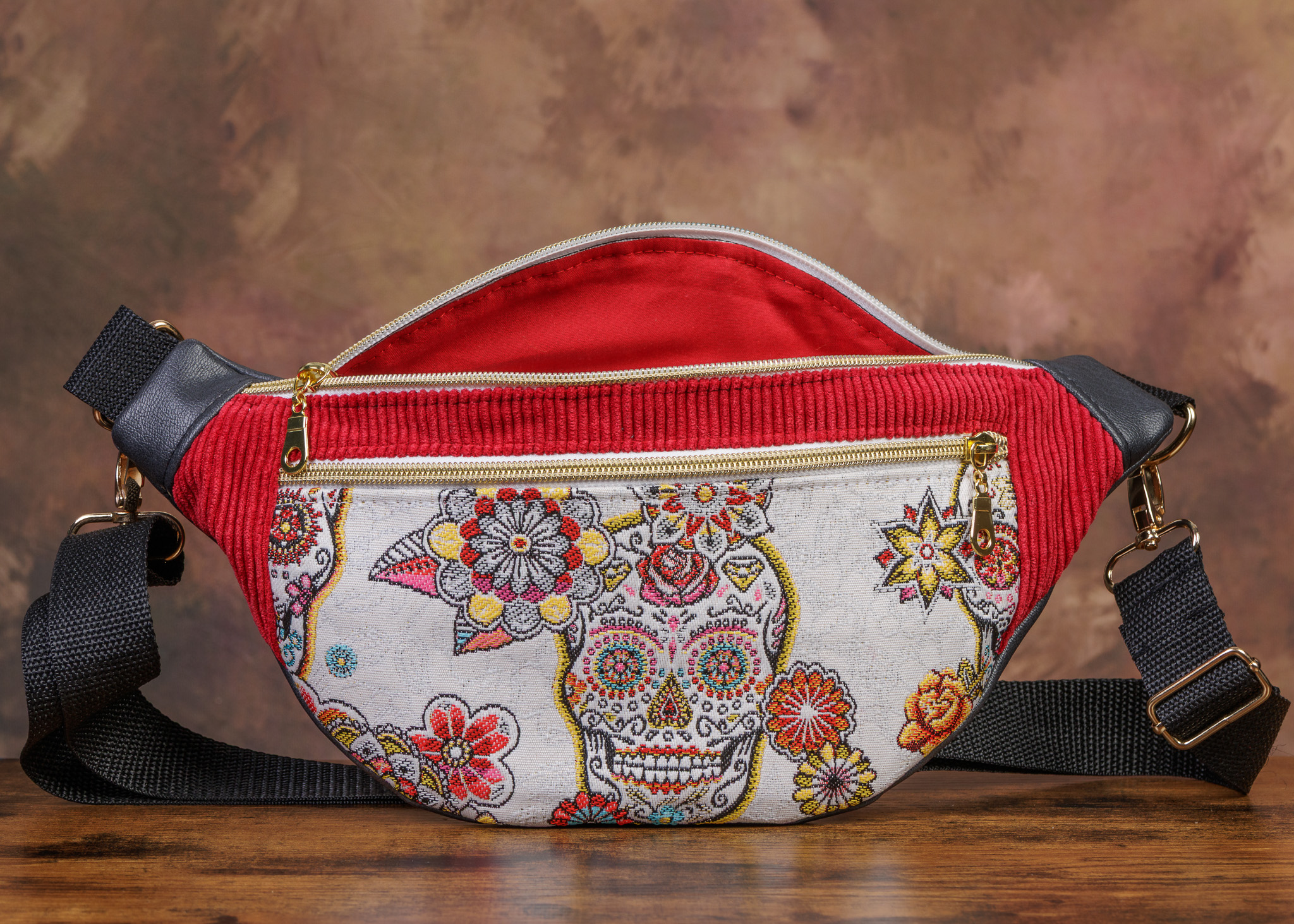 Sac banane jacquard têtes de mort rouge.