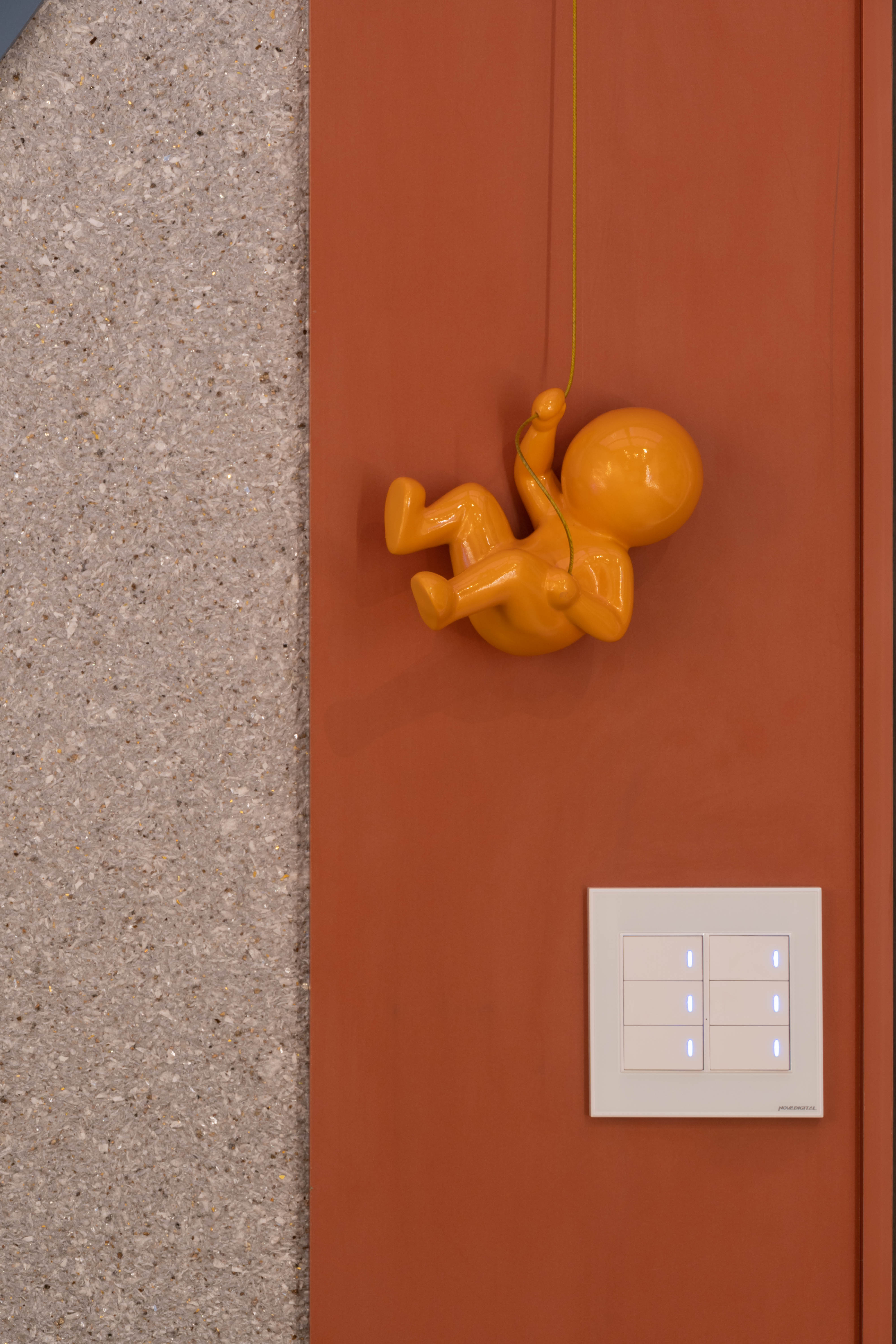 Boneco escalador - Cerâmica laranja