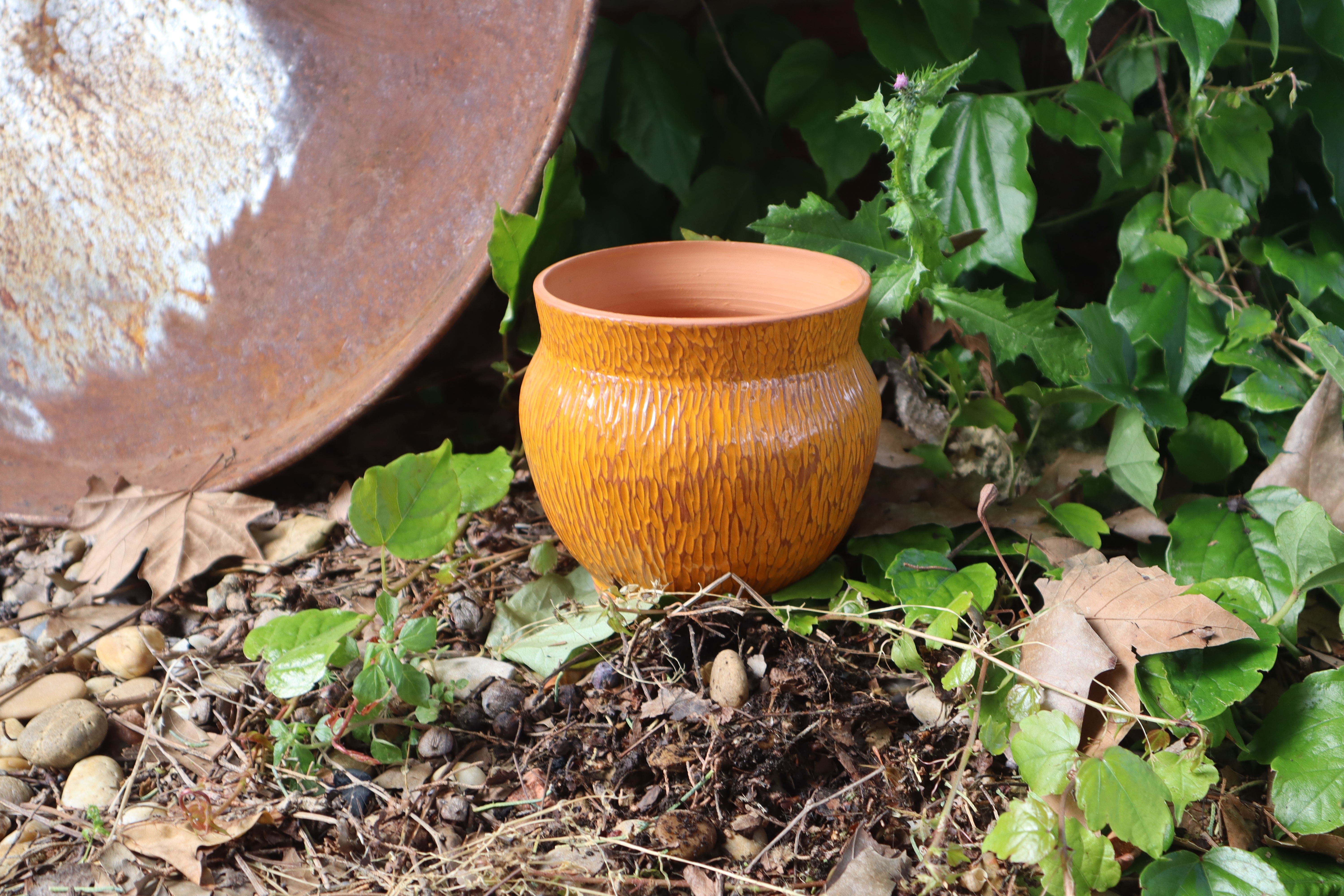 Pot jaune texturé