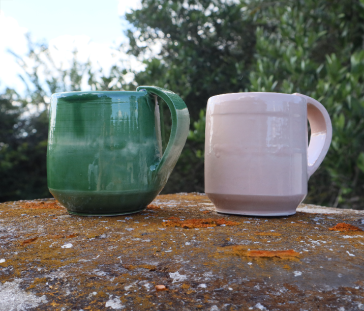Tasse à anse plate