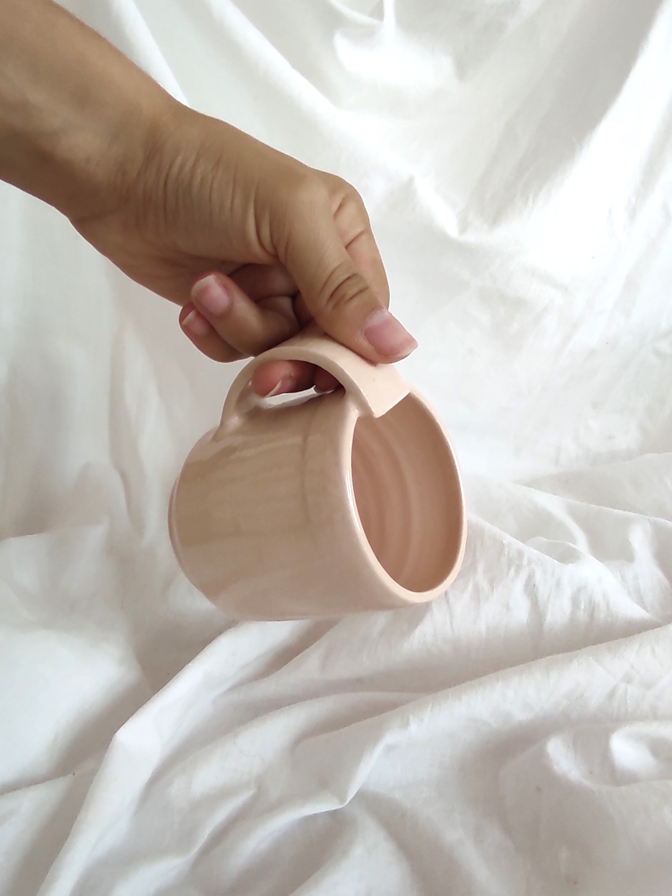Tasse à anse plate