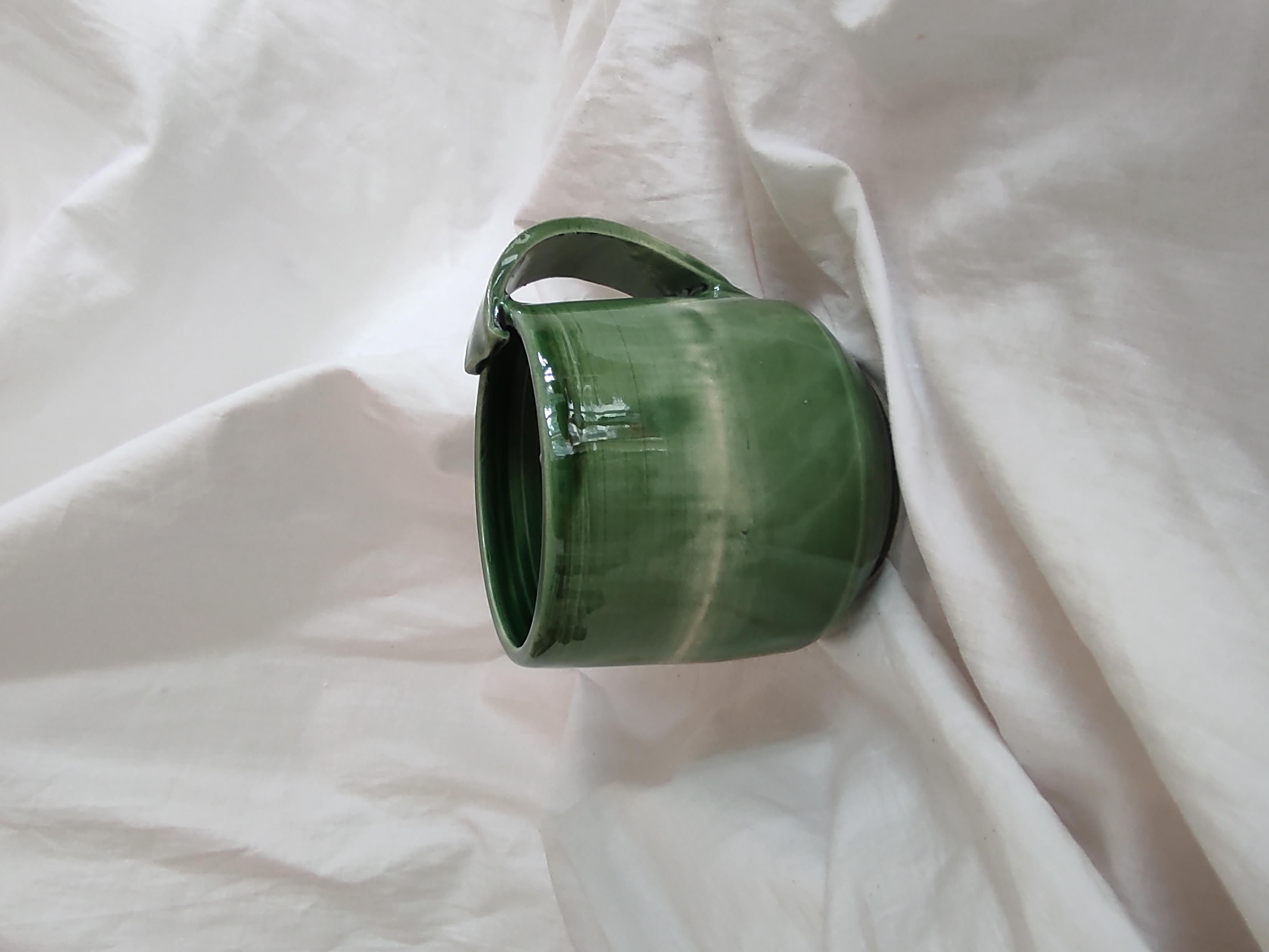 Tasse à anse plate