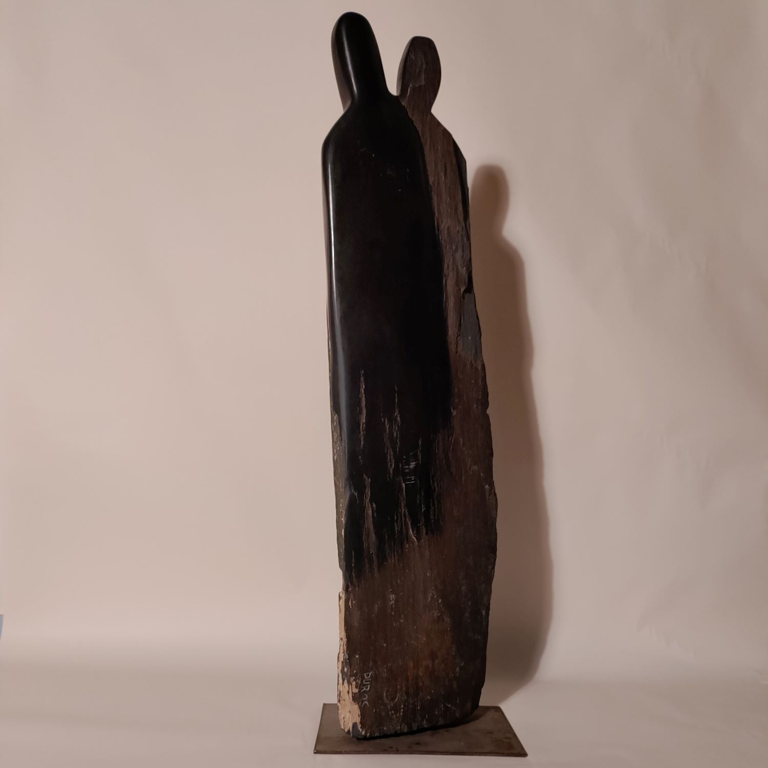 Sculpture (67 cm) en schiste ardoisier jouant de la dualité du brut et du poli de Christian Duroc.