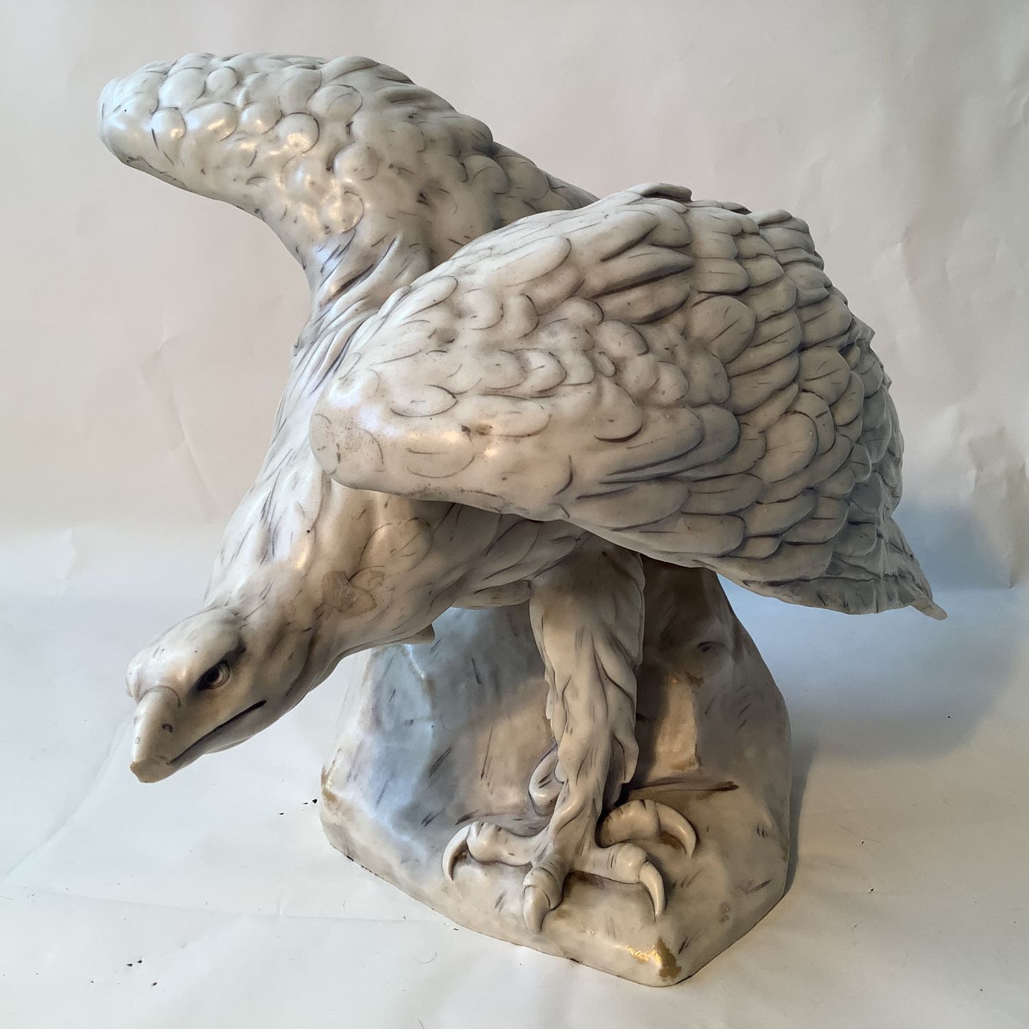 Imposant aigle royal de la manufacture Royal Dux Bohemia