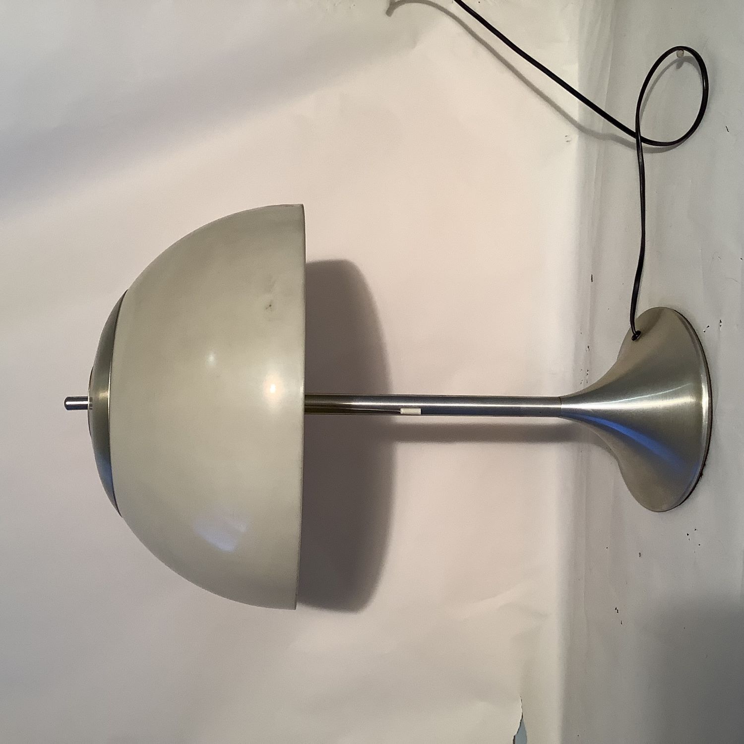 Lampe champignon en aluminium brossé et abs.