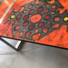 Table basse en céramique à dominante orange, métal et chrome signée Belarti. 