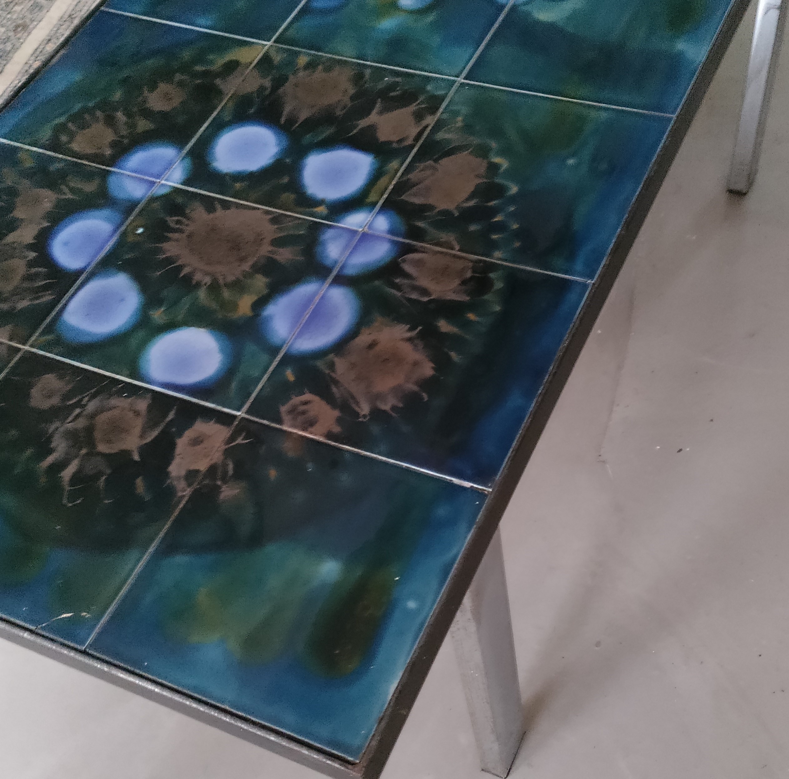 Table à plateau de céramique à dominante bleue sur structure métallique signée Juliette Belarti.