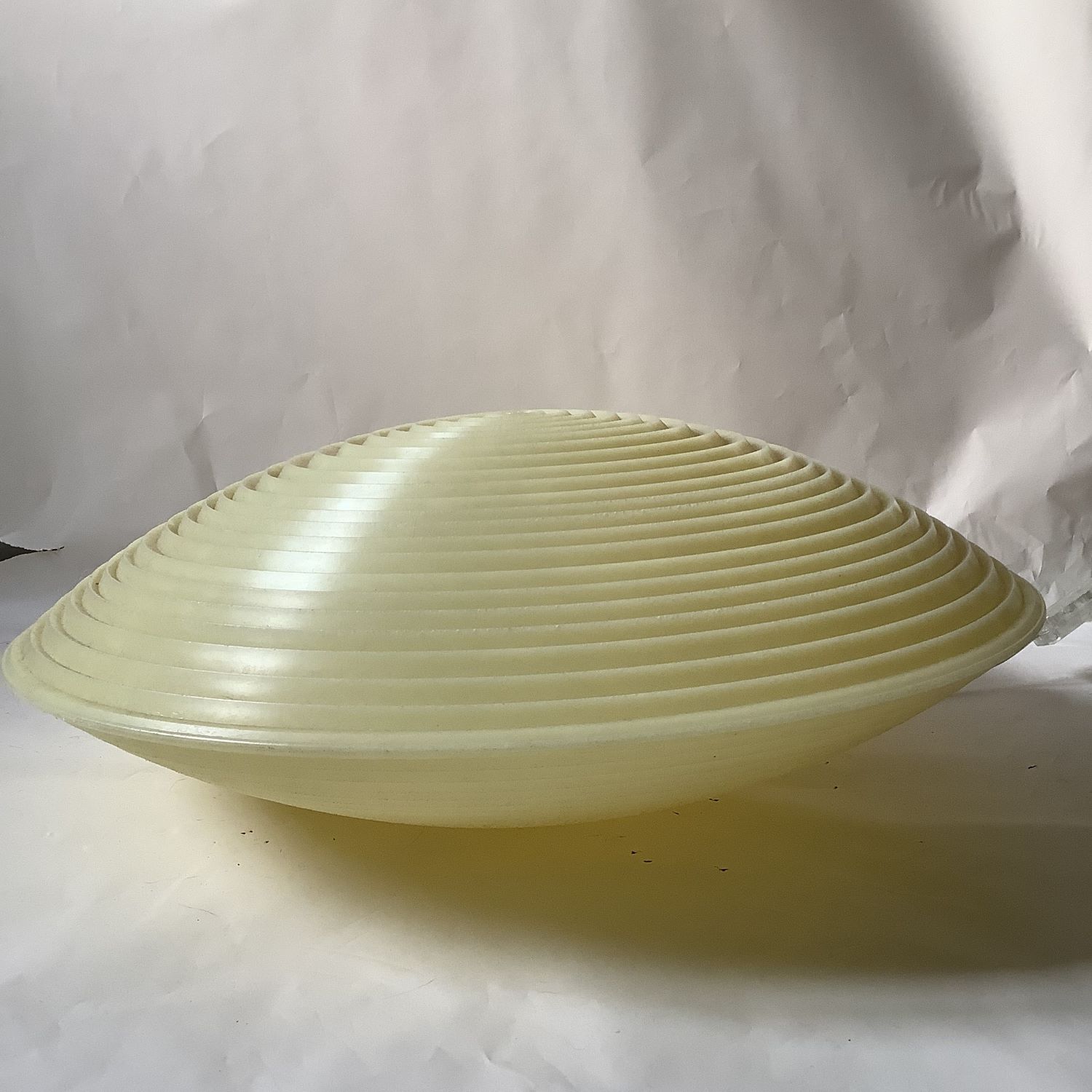 Lampe à poser en plastique rainuré. Deuxième moitié du XXème.