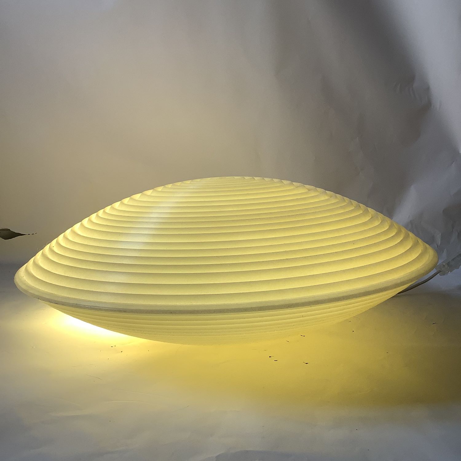 Lampe à poser en plastique rainuré. Deuxième moitié du XXème.