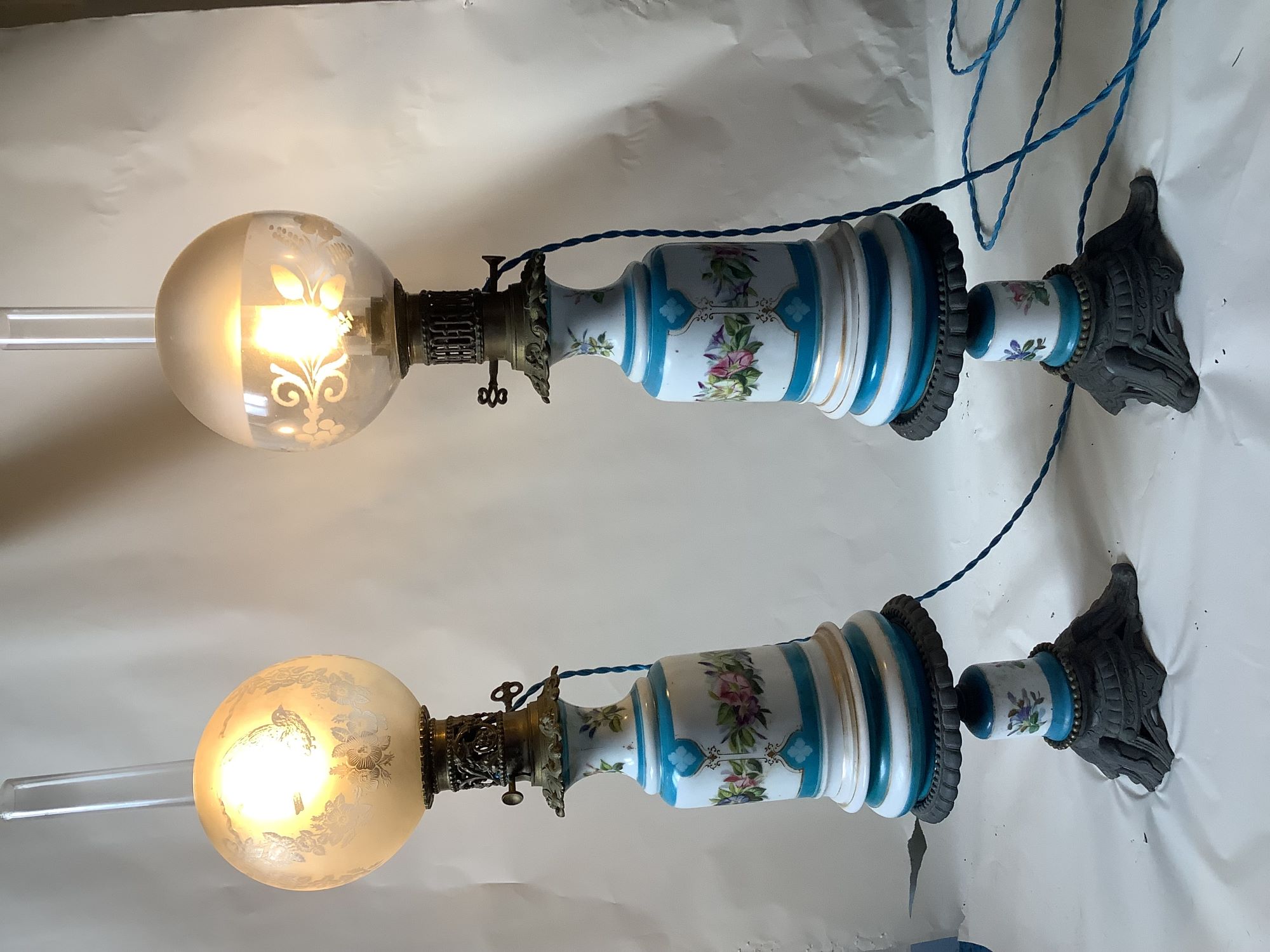 Paire de lampes Napoléon III. Avec piédestal. Electrifiées.