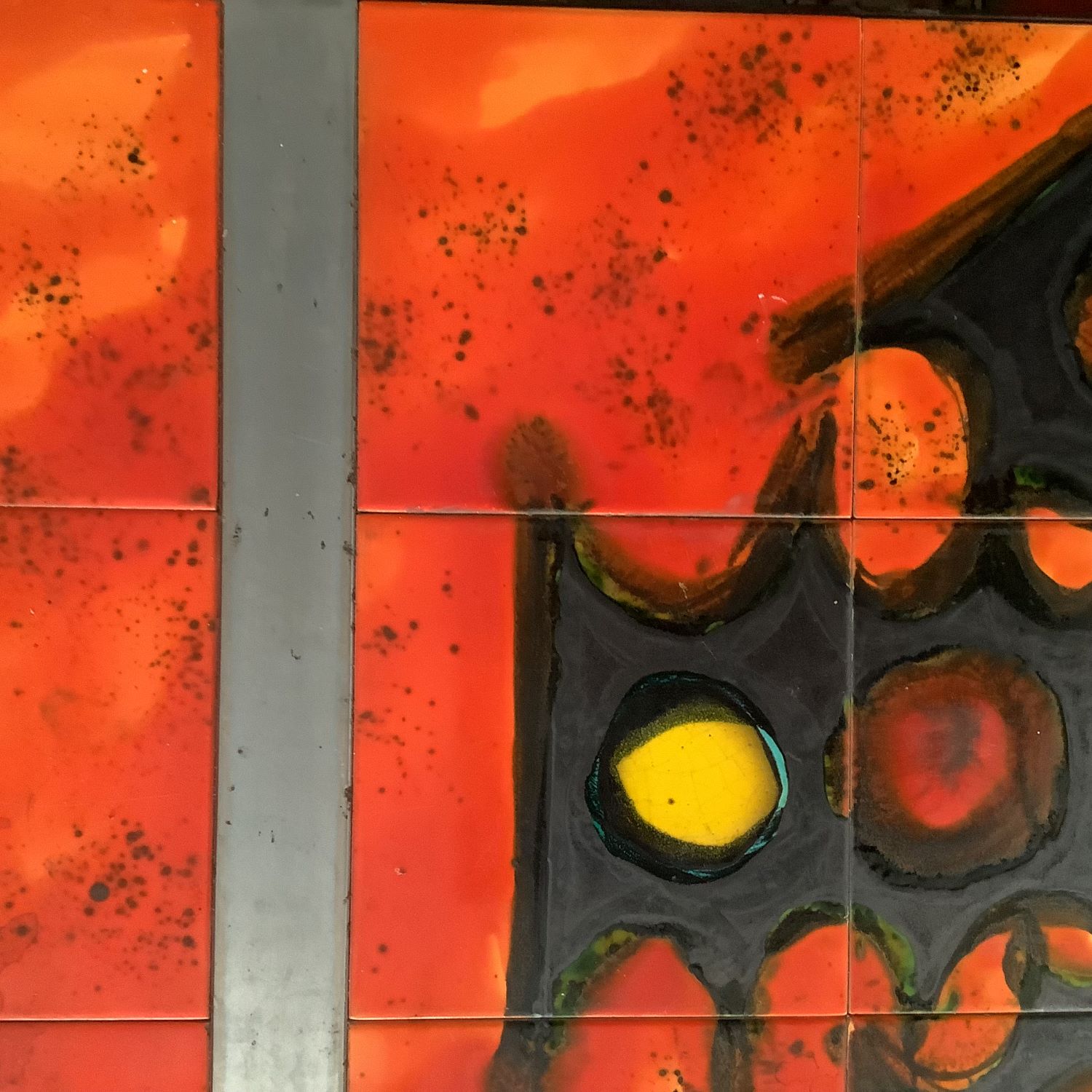 Table basse en céramique à dominante orange, métal et chrome signée Belarti. 