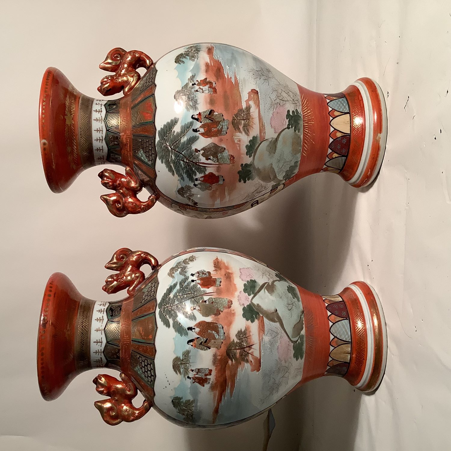 Paire de vases japonais polychrome à décor de personnages dans un paysage.