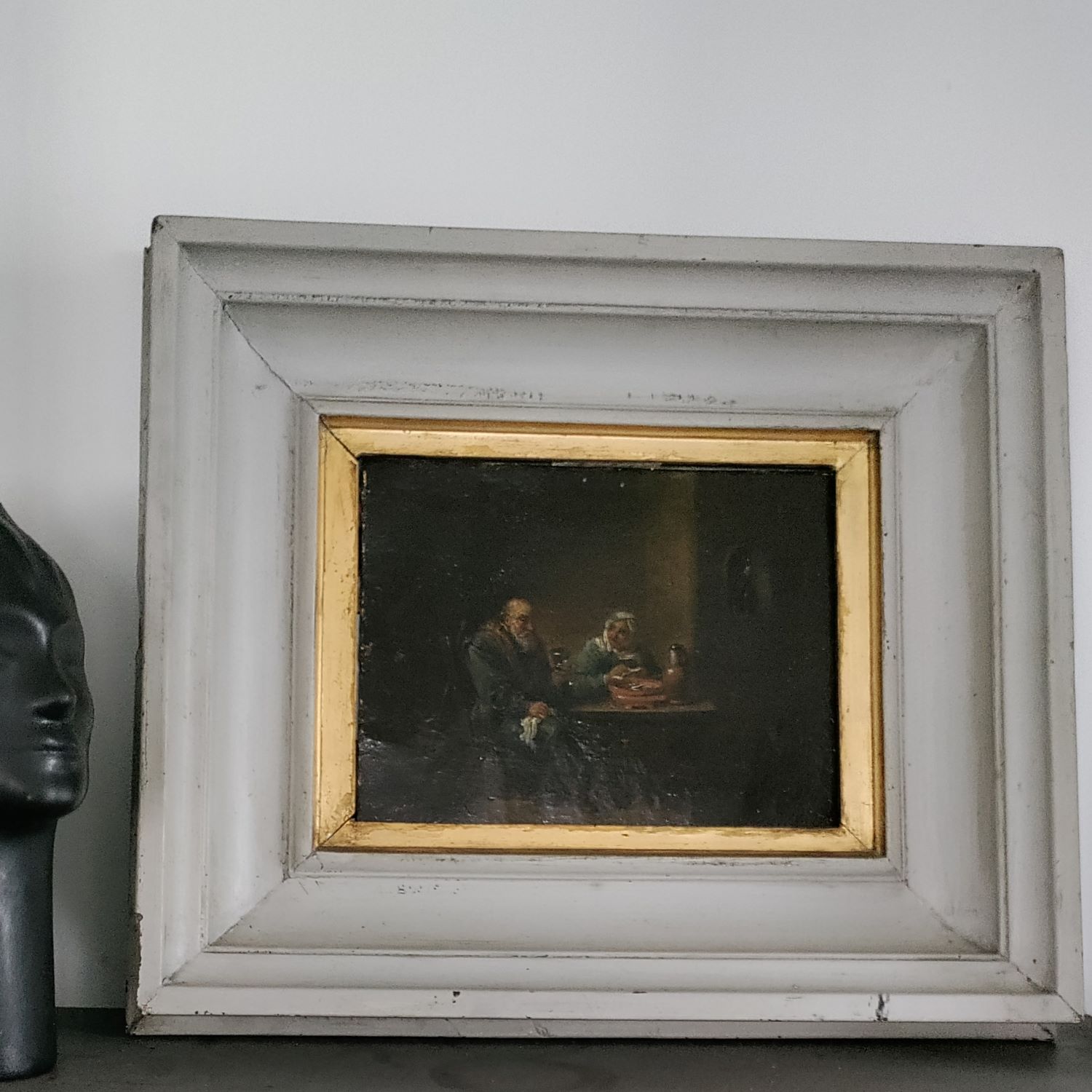 Scène d'intérieur dans le goût de Teniers. Huile sur cuivre. 18,5 x 24 cm. Signée d'un T rouge au centre du tableau.