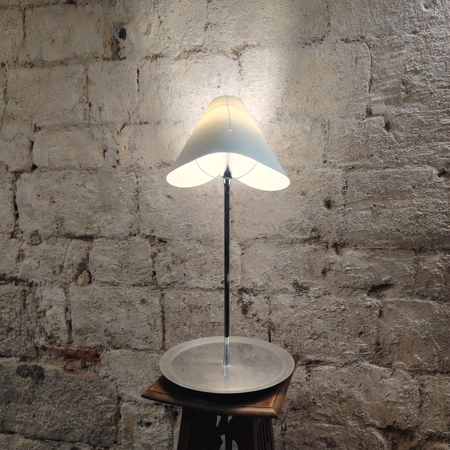 Un éclairage signé Man Ray, entre dada et design : " Rue Férou ", la lampe qui penche dans le bon sens.