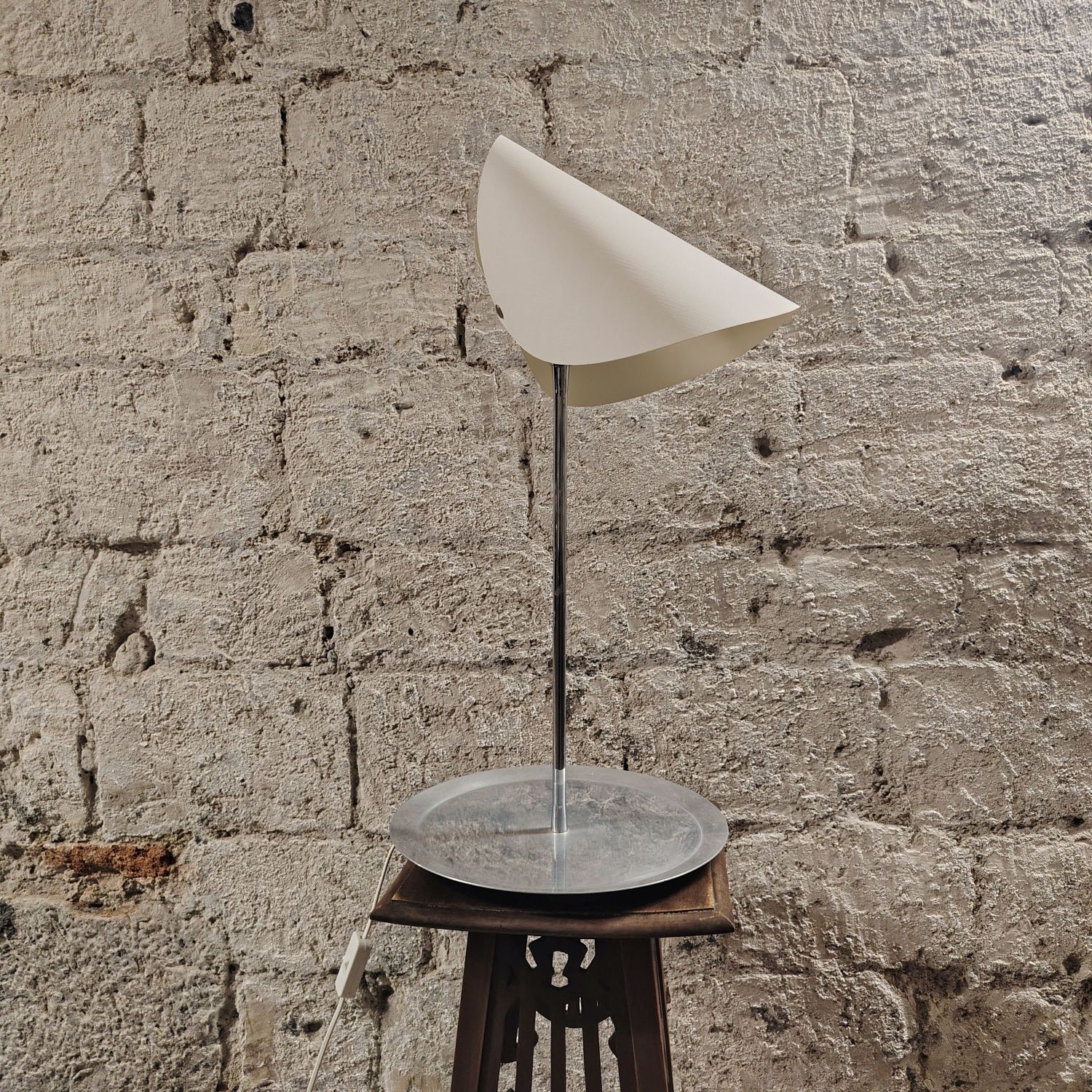 Un éclairage signé Man Ray, entre dada et design : " Rue Férou ", la lampe qui penche dans le bon sens.