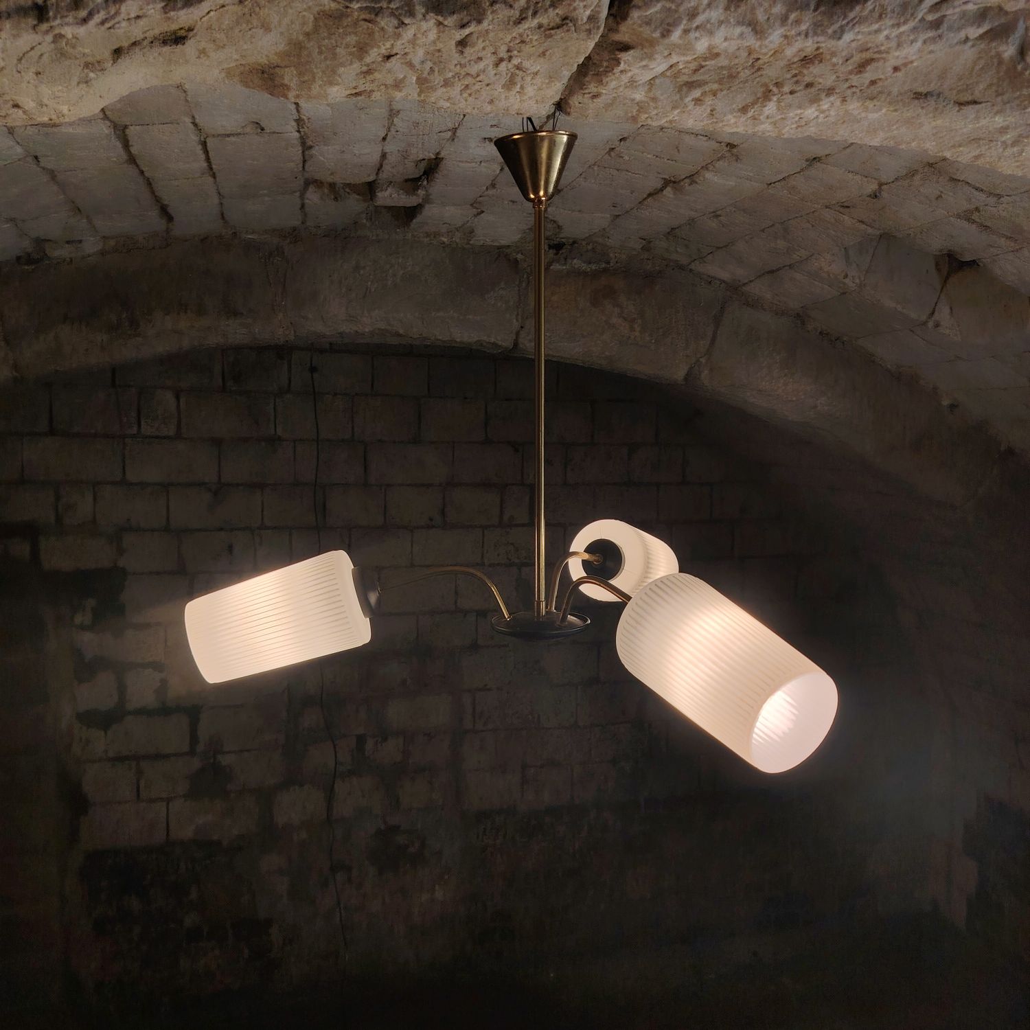 Suspension anonyme à trois bras