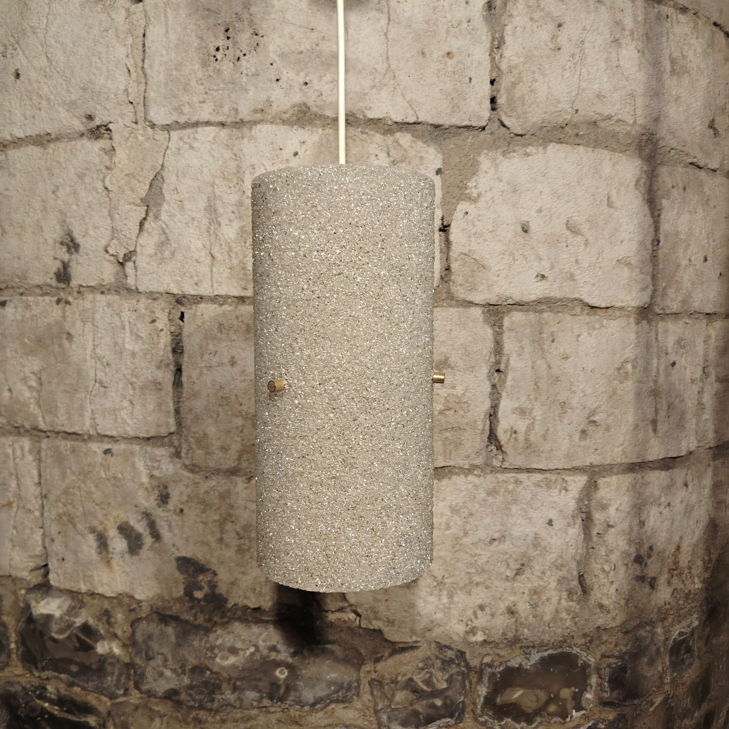 Suspension cylindrique en granulés de Lucite. Europe. Circa 1960–70.