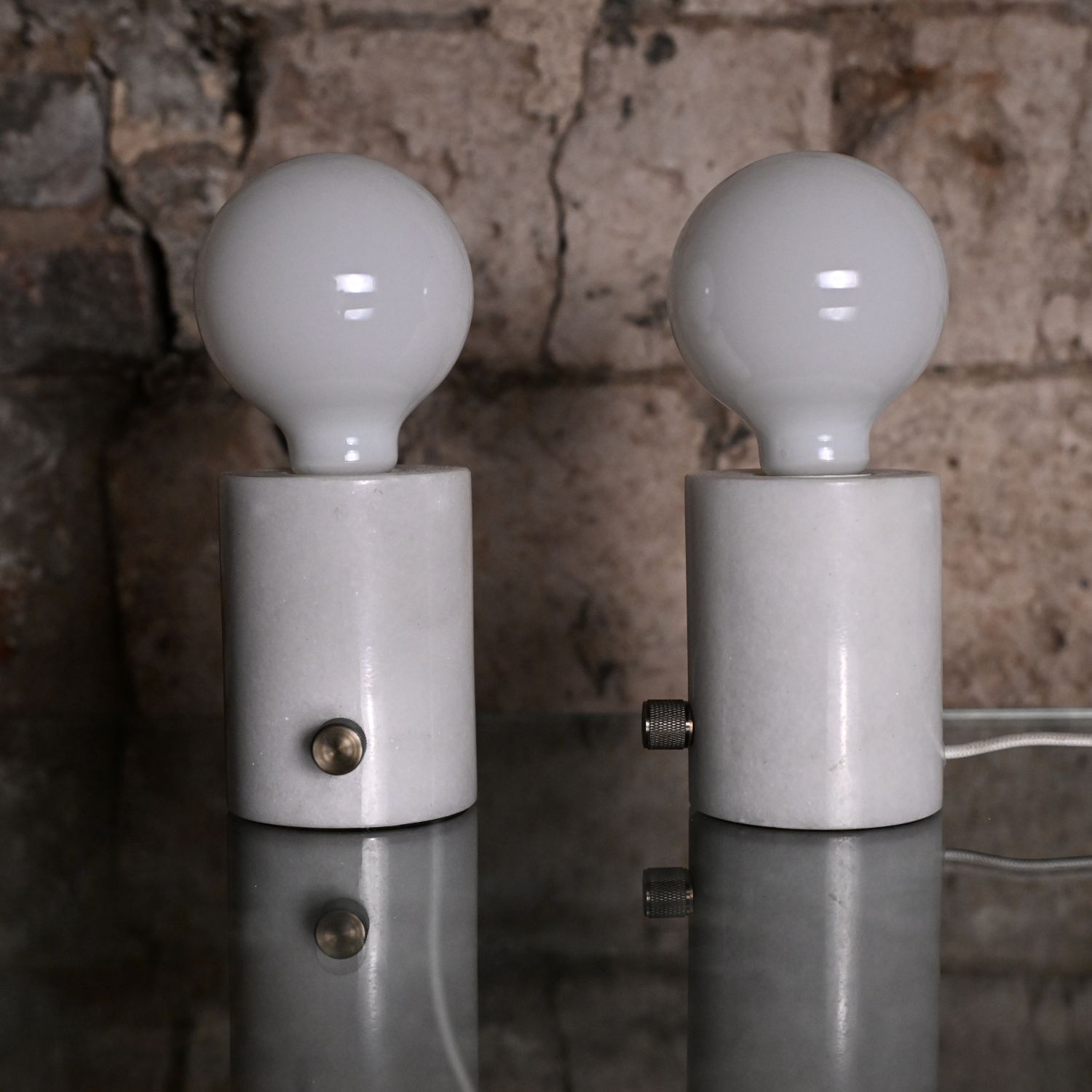  Lampe de table " Orbis ". Edgar (Berlin) : simple ampoule sphérique + base minérale = clin d’œil Bauhaus revisité