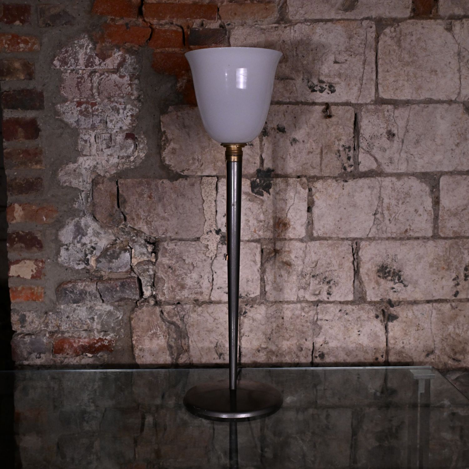 Lampe LITA. Métal gris anthracite et verre opalin blanc. Détails dorés. Circa 50/60.