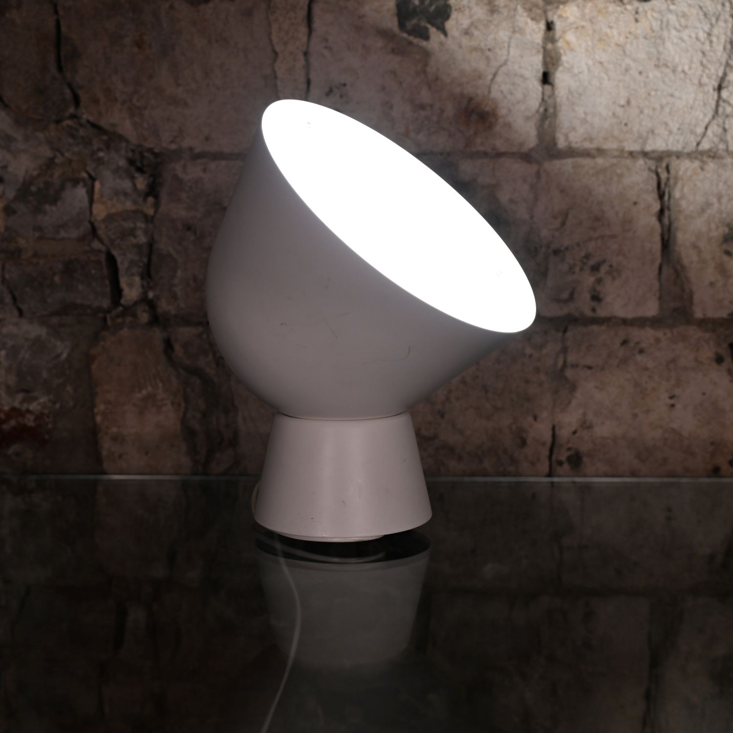 Lampe Ola de Ola Whilburg pour IKEA. Circa 2000. Acier laqué blanc mat et diffuseur blanc opaque. Hauteur 32 cm. Emprise environ 24 cm.
