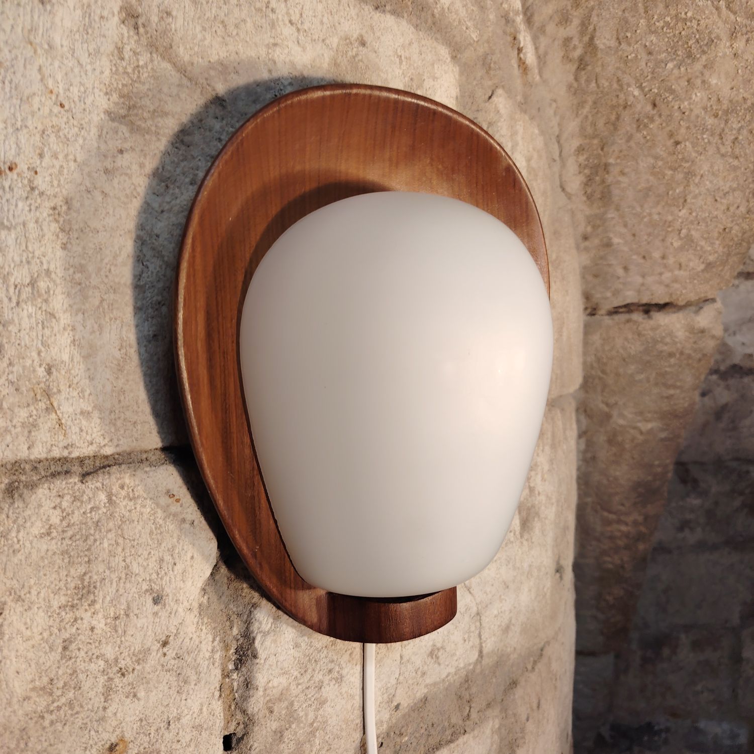 Applique teck, verre opalin et laiton doré. Goffredo REGGIANI. Circa 1970.