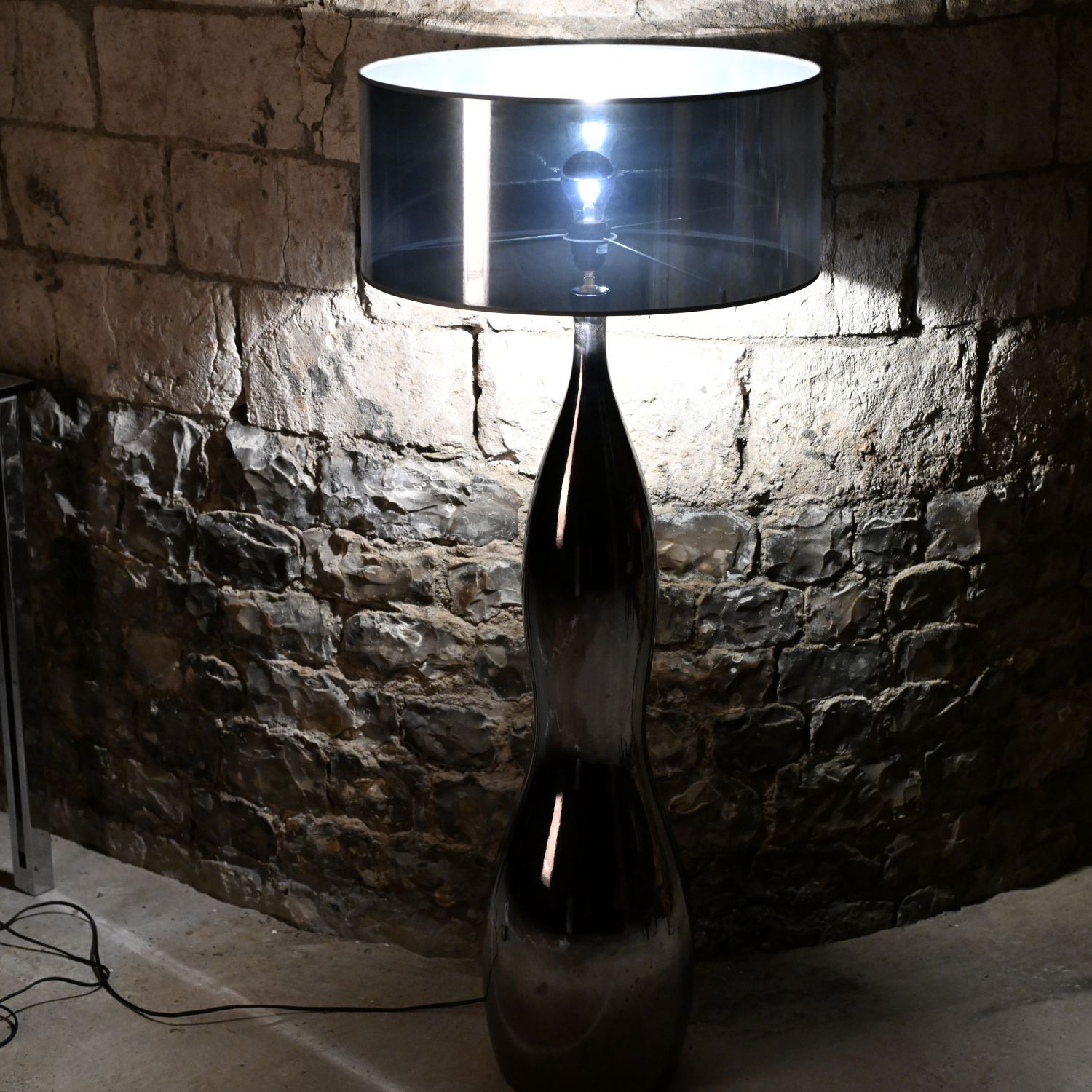 Lampadaire de parquet. Pied en faïence métallisée KOSTKA. Abat-jour miroir sans tain. France. Circa 1980