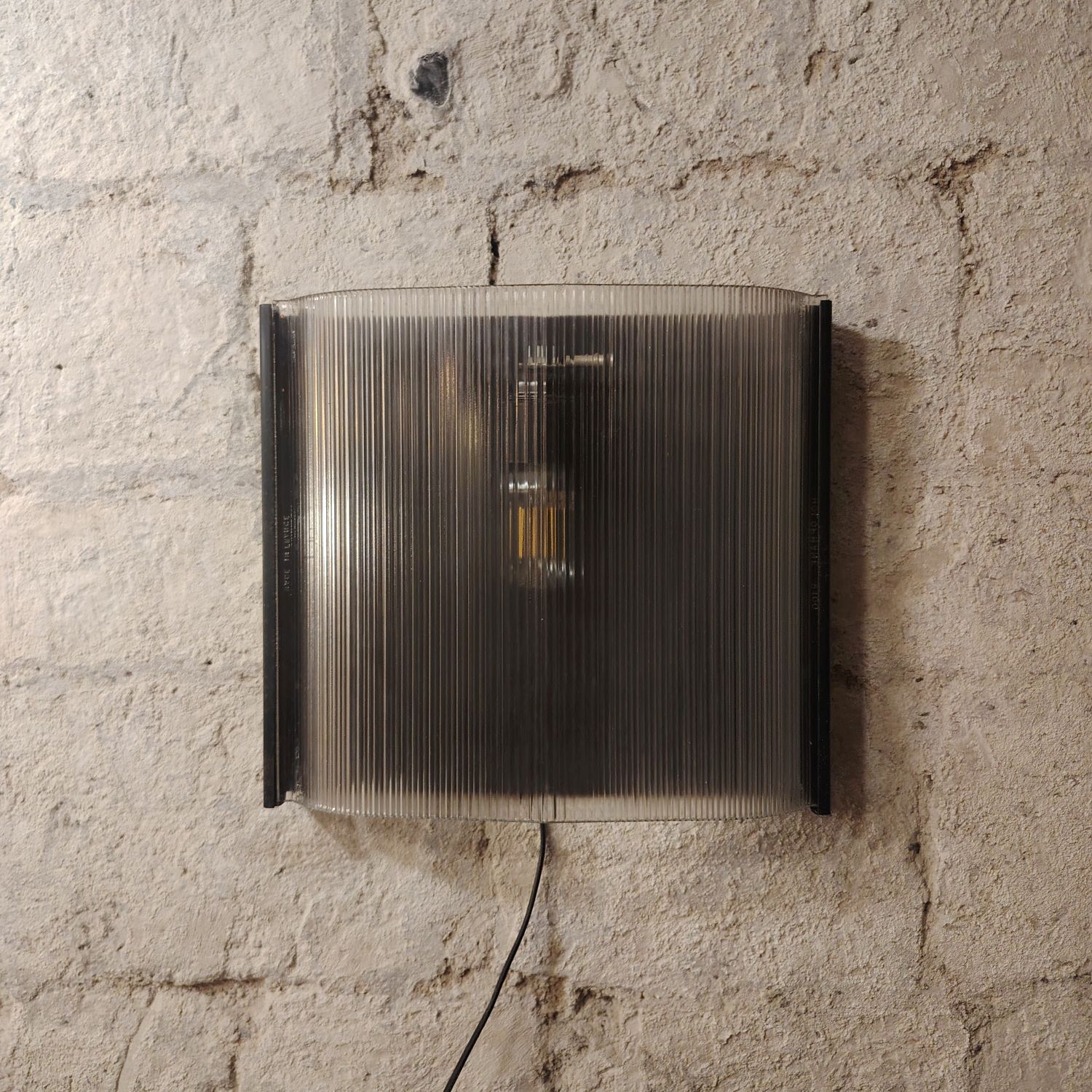 Applique Holophane en acier et verre texturé France. Circa 1950