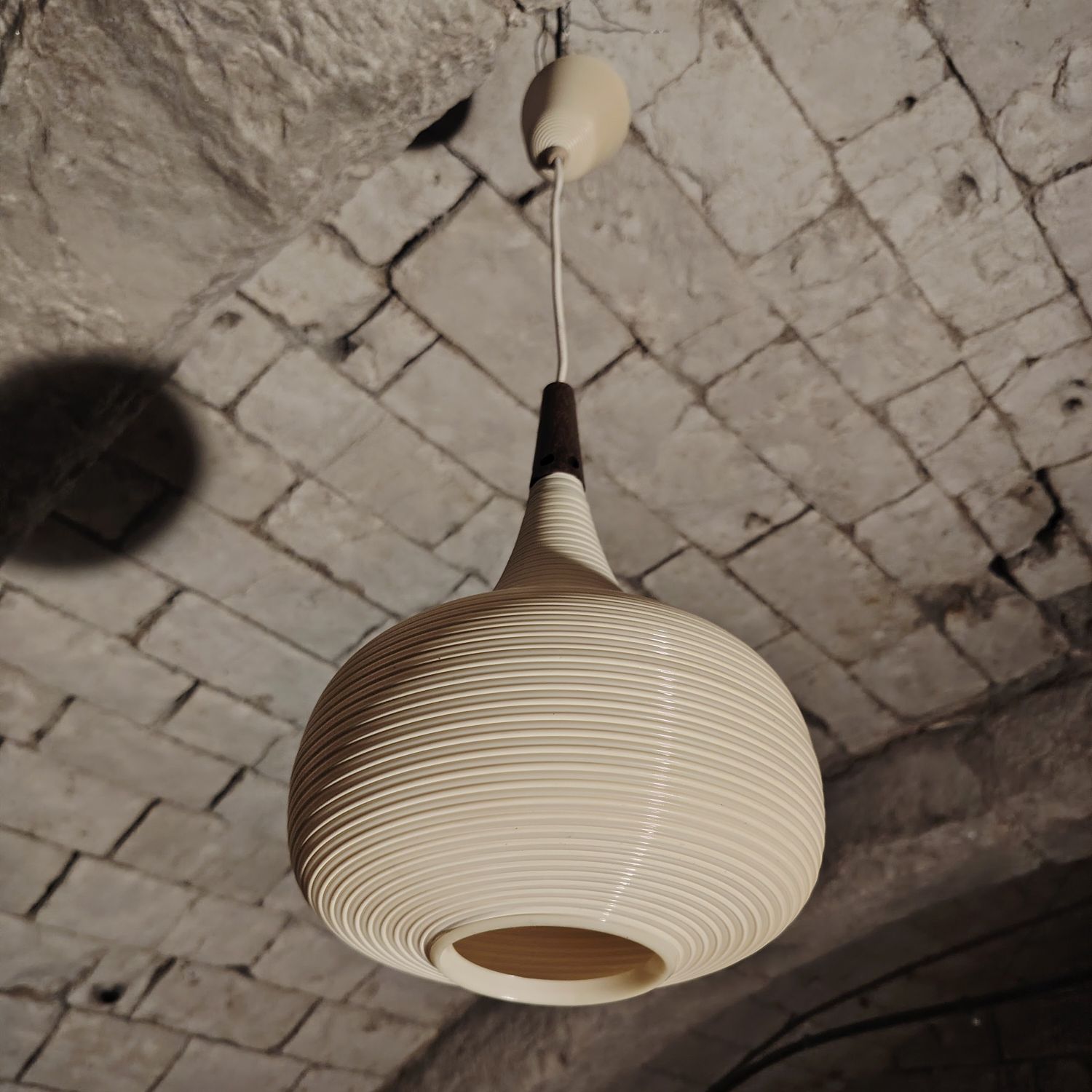 Suspension piriforme en Rotaflex et bois – circa 60/70 dans le goût de Yasha Heifetz
