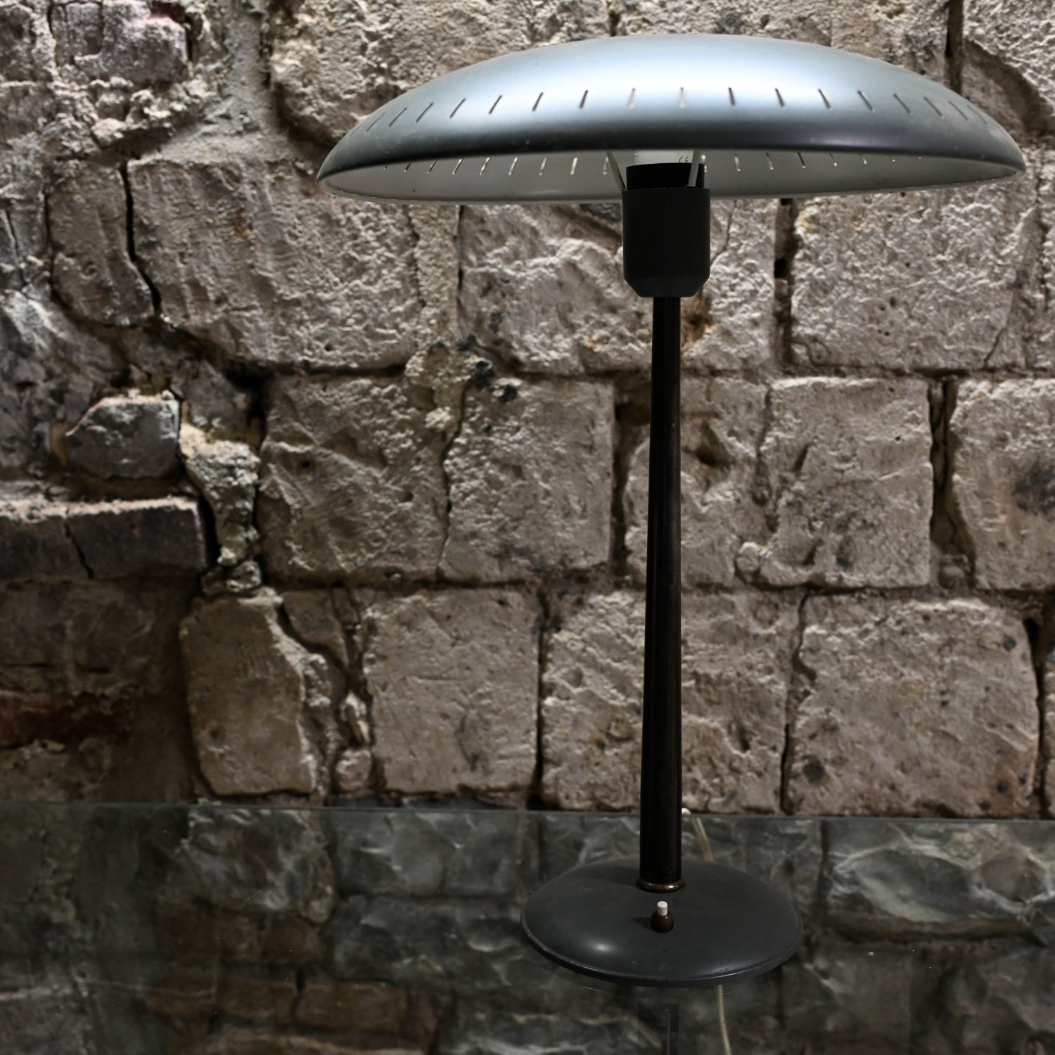 Lampe Senior de Louis Kalff, pour les chefs de bureau qui ont un cœur, et des ombres bien rangées.