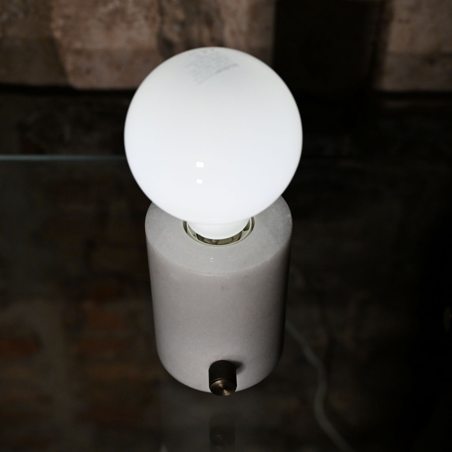  Lampe de table " Orbis ". Edgar (Berlin) : simple ampoule sphérique + base minérale = clin d’œil Bauhaus revisité