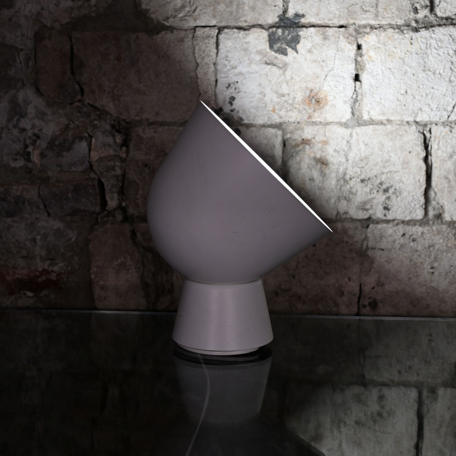 Lampe Ola de Ola Whilburg pour IKEA. Circa 2000. Acier laqué blanc mat et diffuseur blanc opaque. Hauteur 32 cm. Emprise environ 24 cm.