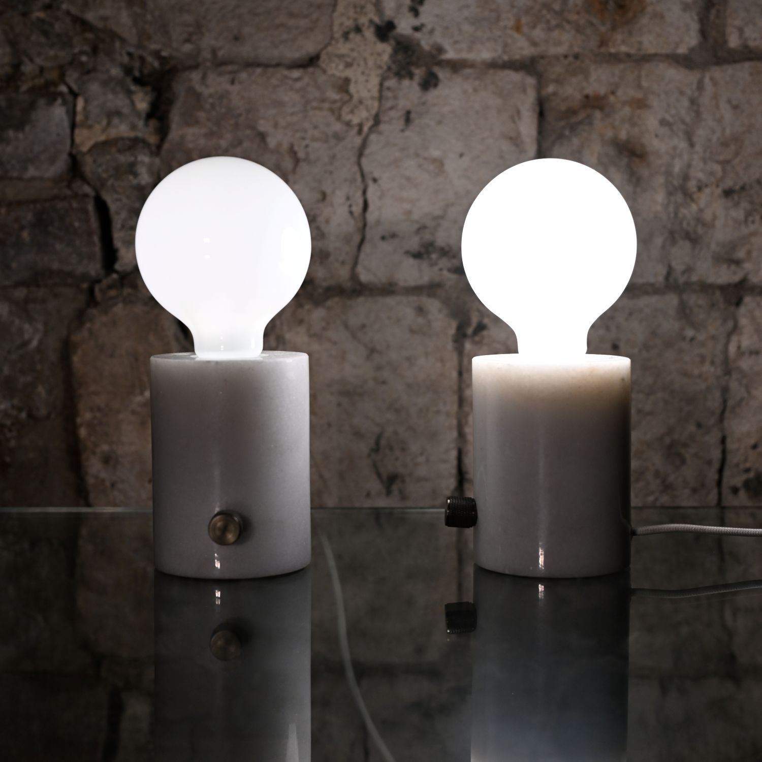  Lampe de table " Orbis ". Edgar (Berlin) : simple ampoule sphérique + base minérale = clin d’œil Bauhaus revisité