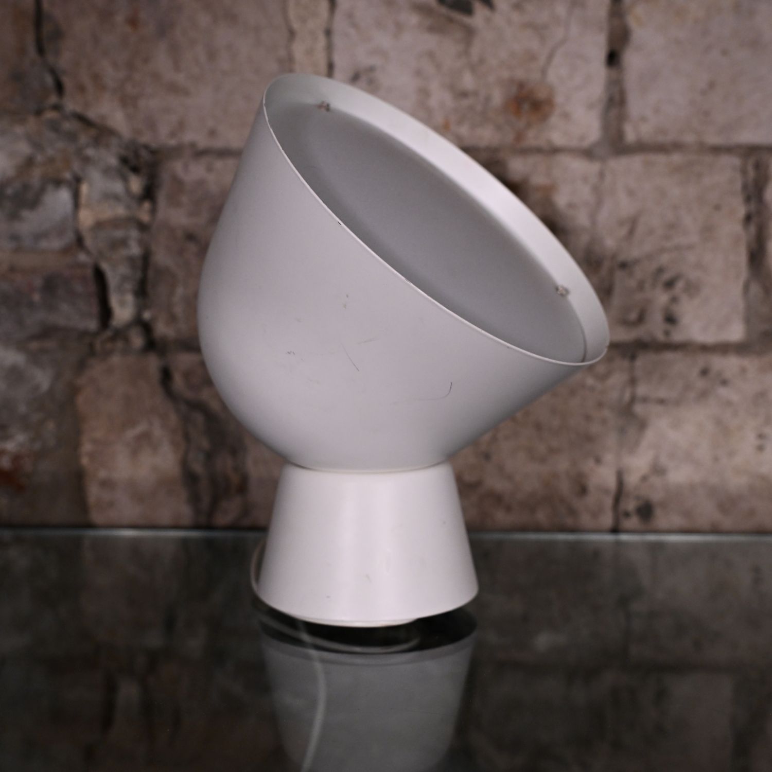 Lampe Ola de Ola Whilburg pour IKEA. Circa 2000. Acier laqué blanc mat et diffuseur blanc opaque. Hauteur 32 cm. Emprise environ 24 cm.