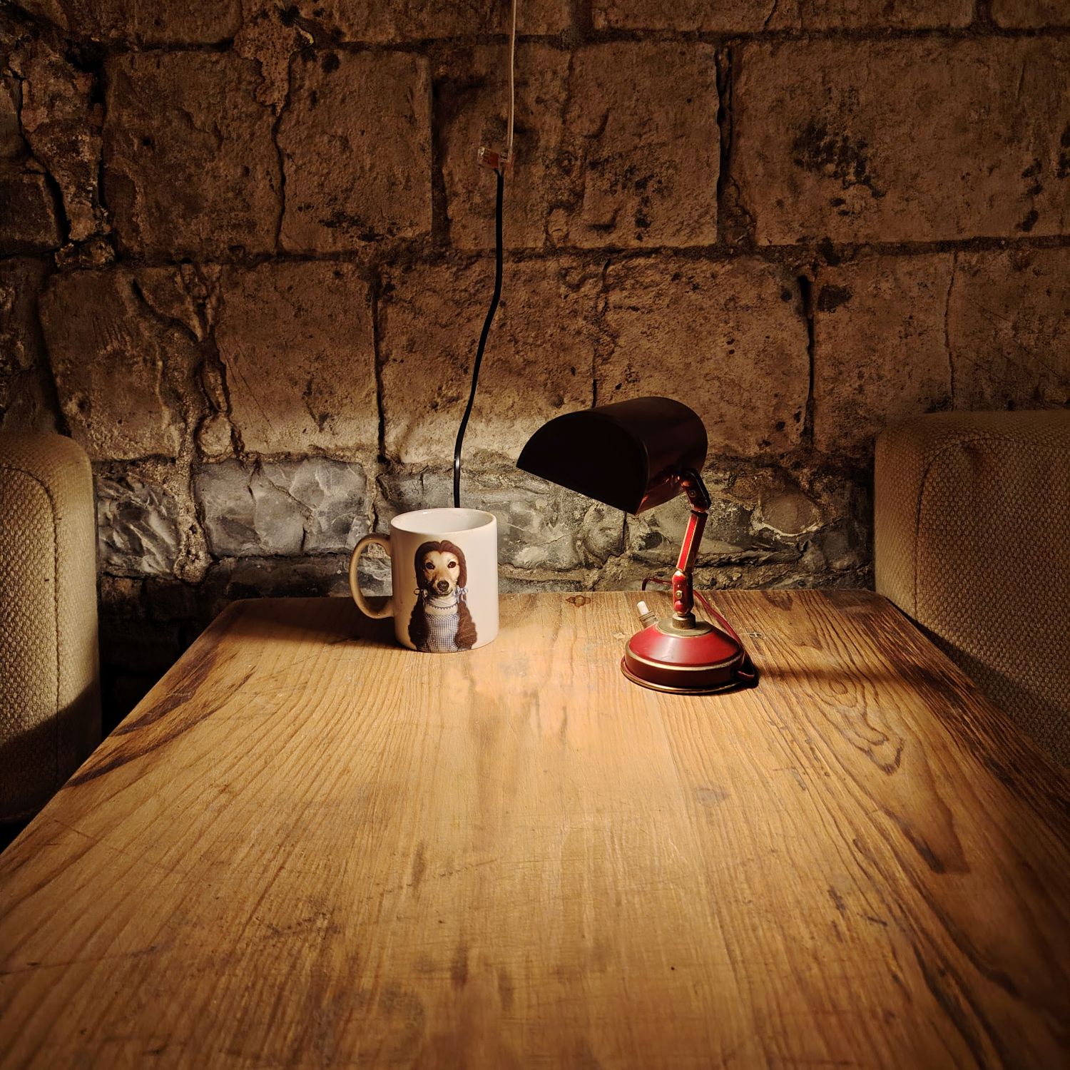 Petite lampe articulée laiton rouge et doré – circa 1950