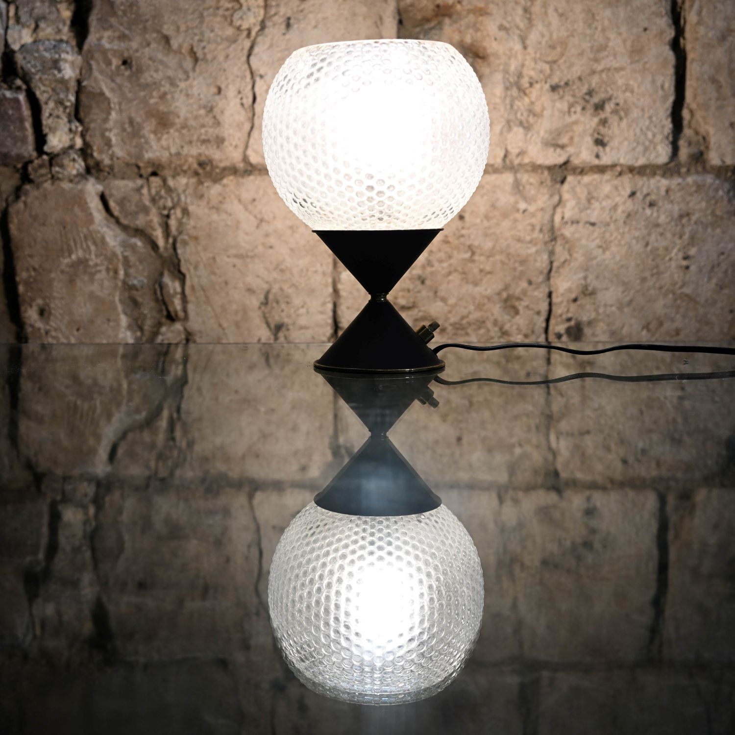  Une lampe qui a le swing des fifties et la classe d'un James Bond en smoking noir