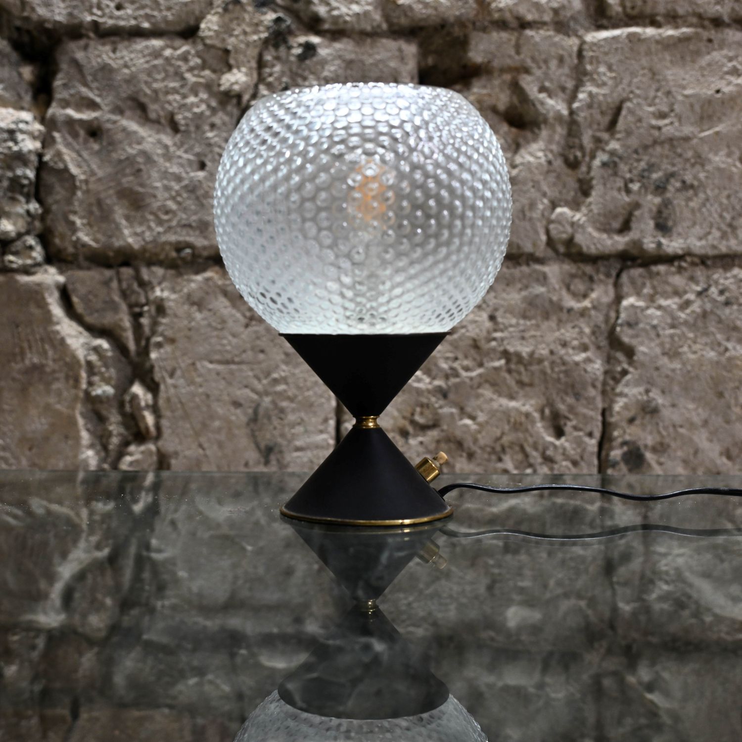  Une lampe qui a le swing des fifties et la classe d'un James Bond en smoking noir