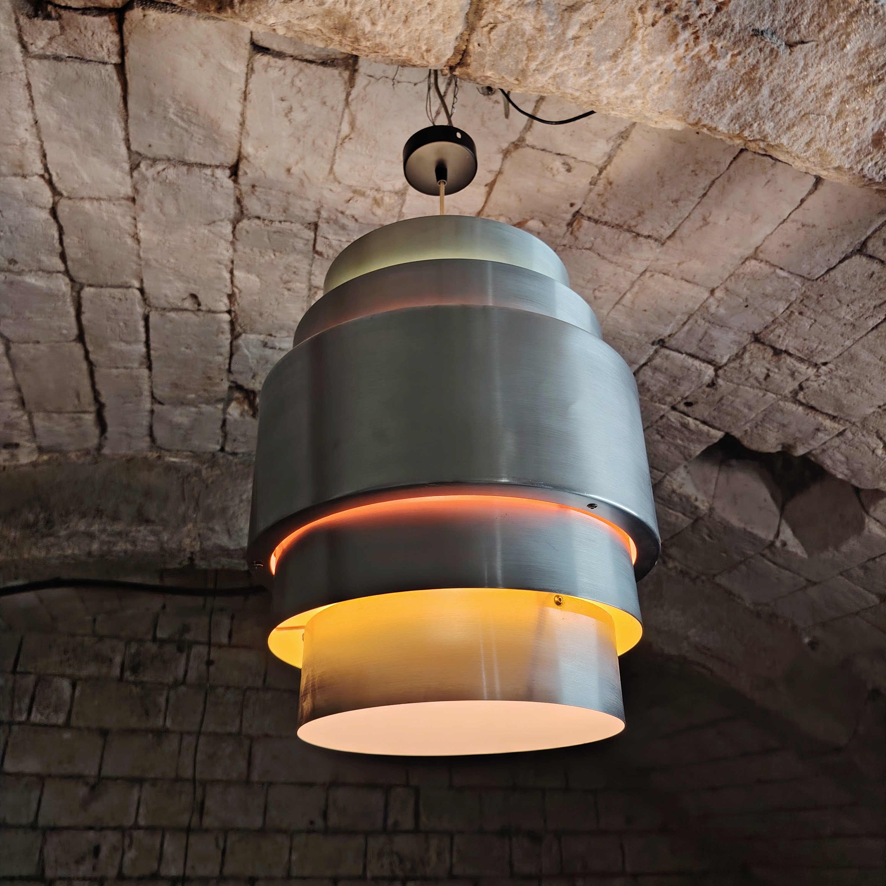 Suspension en aluminium brossé et couleurs franches (non signée).