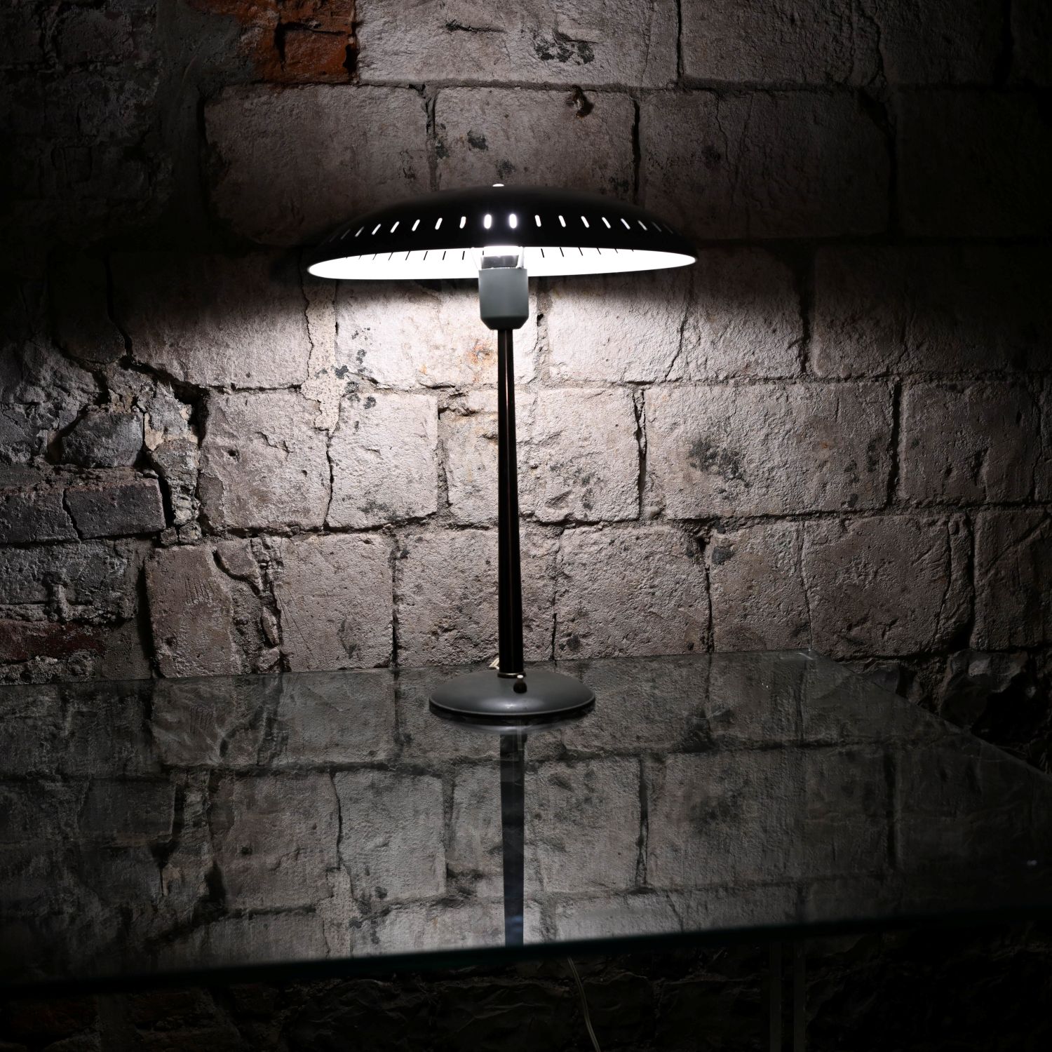 Lampe Senior de Louis Kalff, pour les chefs de bureau qui ont un cœur, et des ombres bien rangées.