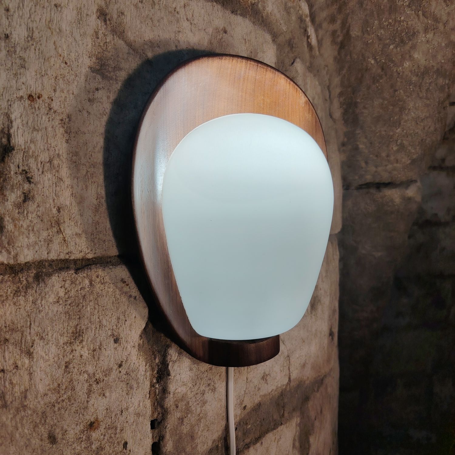 Applique teck, verre opalin et laiton doré. Goffredo REGGIANI. Circa 1970.