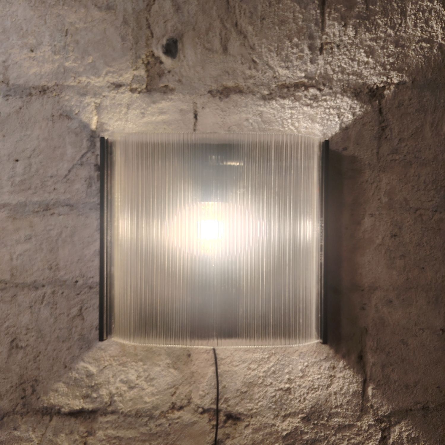 Applique Holophane en acier et verre texturé France. Circa 1950