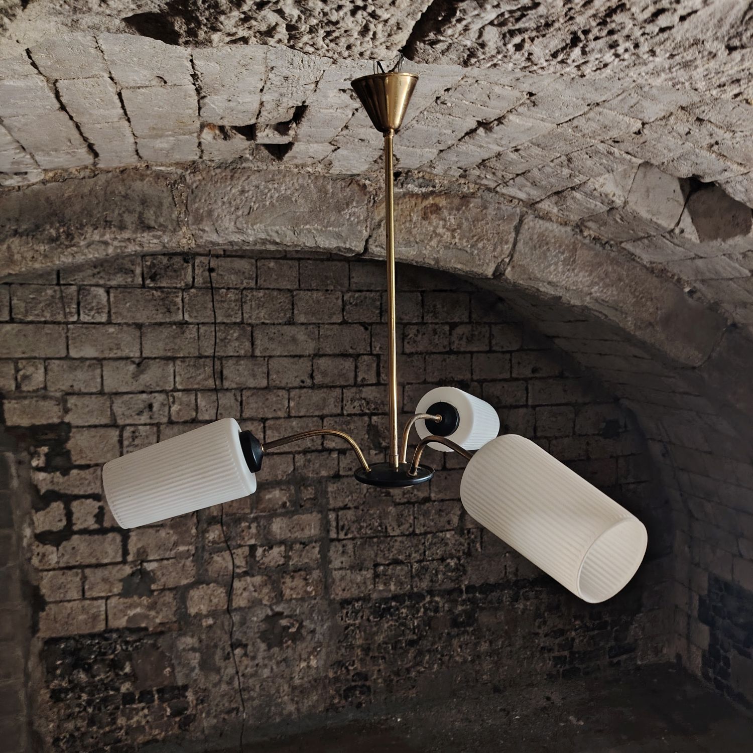 Suspension anonyme à trois bras