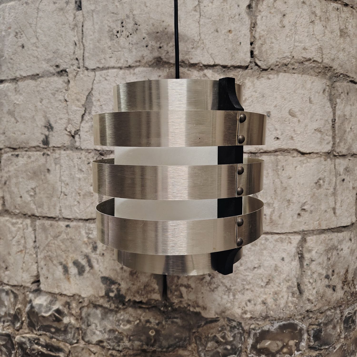 Lustre des années 70 en anneaux de laiton doré  L6024. Circa 1970.