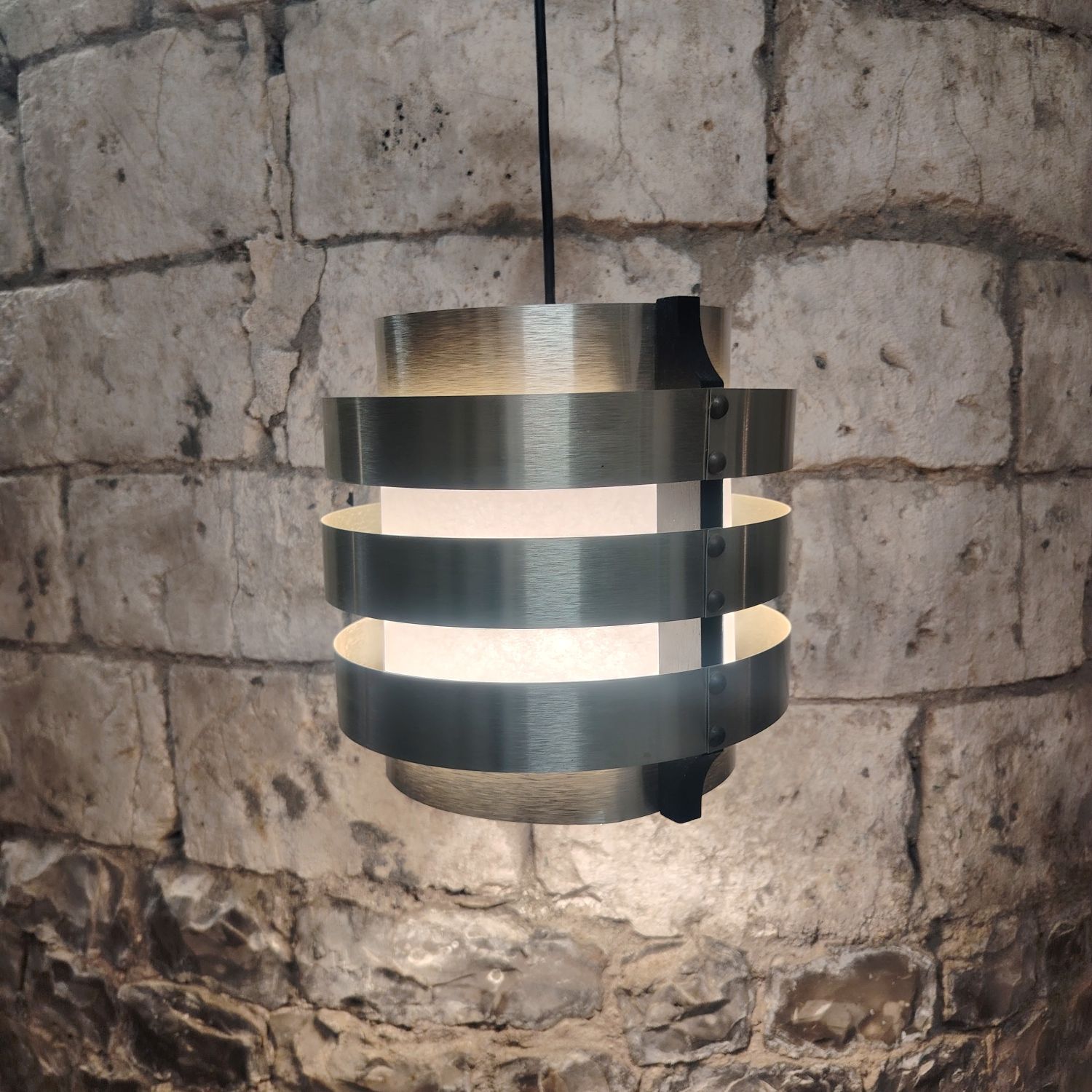 Lustre des années 70 en anneaux de laiton doré  L6024. Circa 1970.