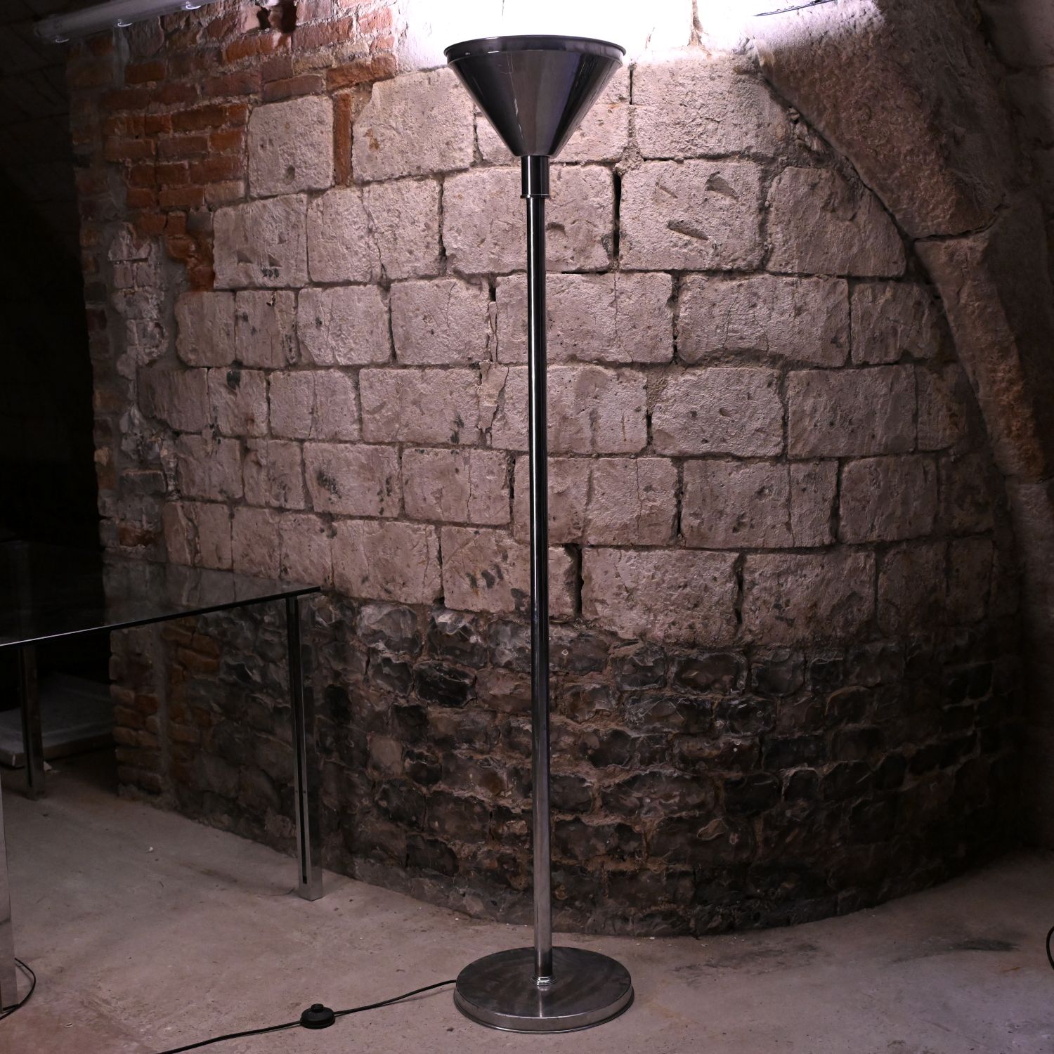 Lampadaire en inox poli, style Art déco France (?). Circa 1930–1950.