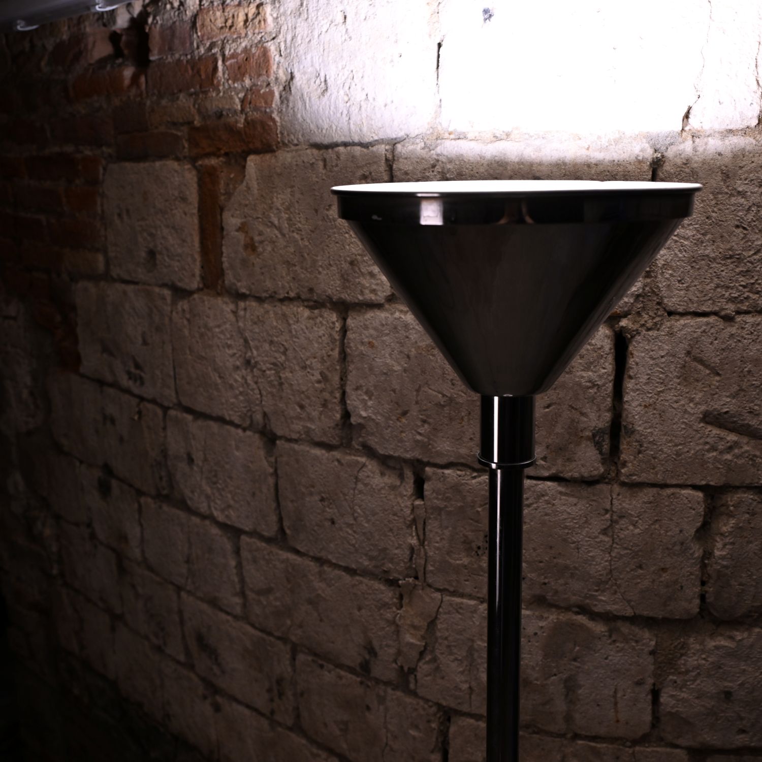 Lampadaire en inox poli, style Art déco France (?). Circa 1930–1950.