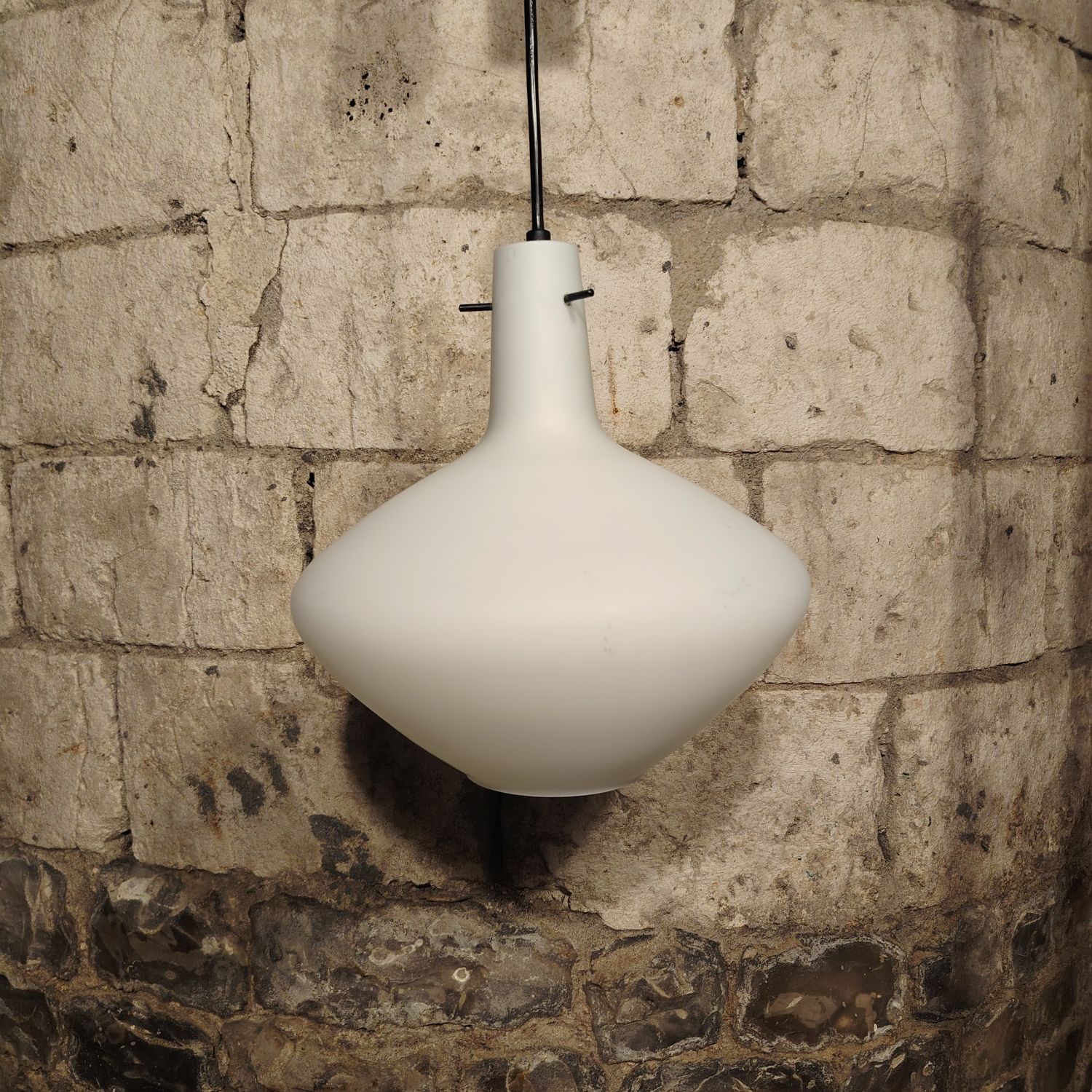 Suspension en verre opalin, dans l’esprit de Pierre Disderot. France. Circa 1960.